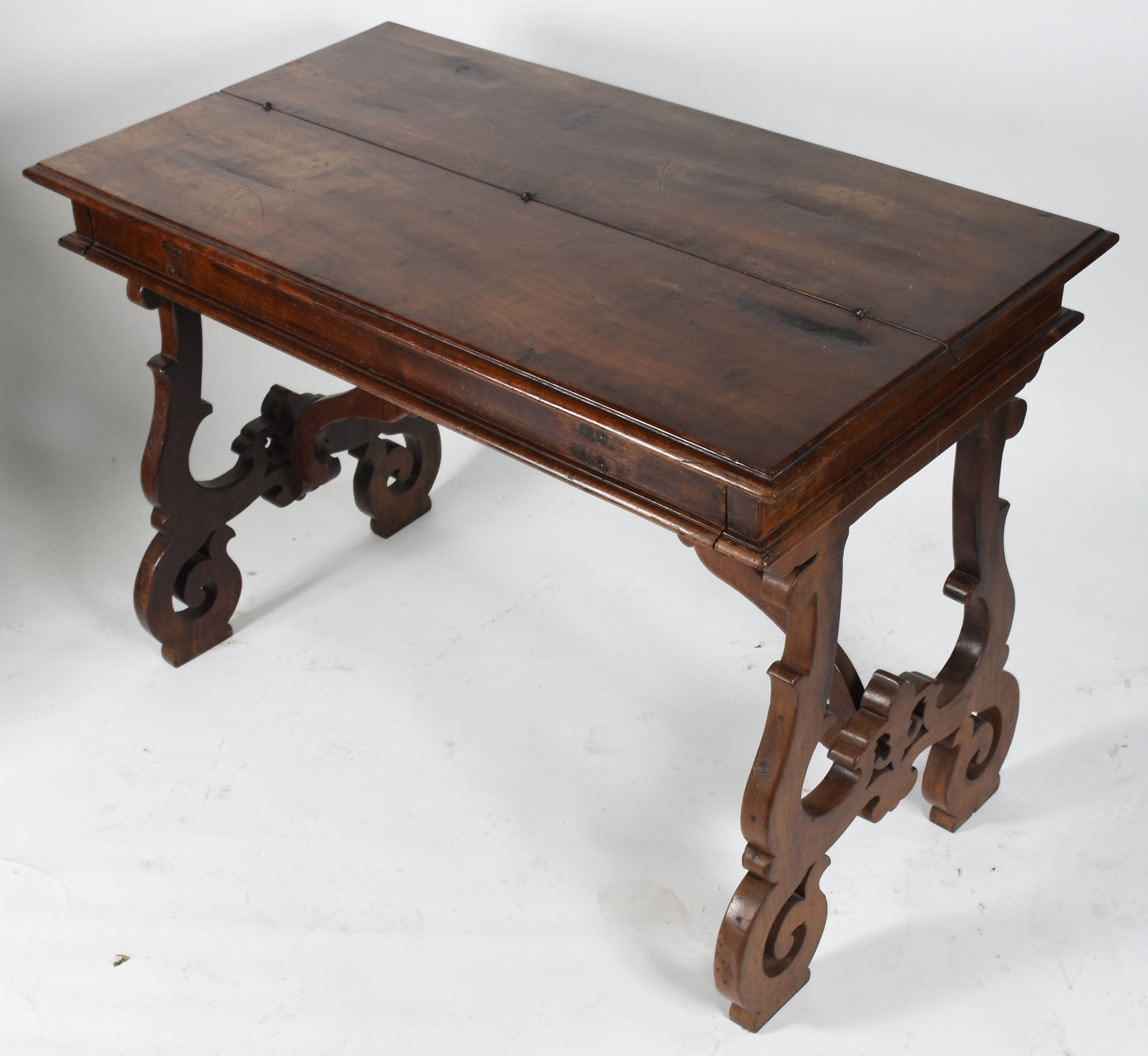 Mesa escrivaninha de madeira nobre, tampo articulado com escaninhos... - foto 5 de 8