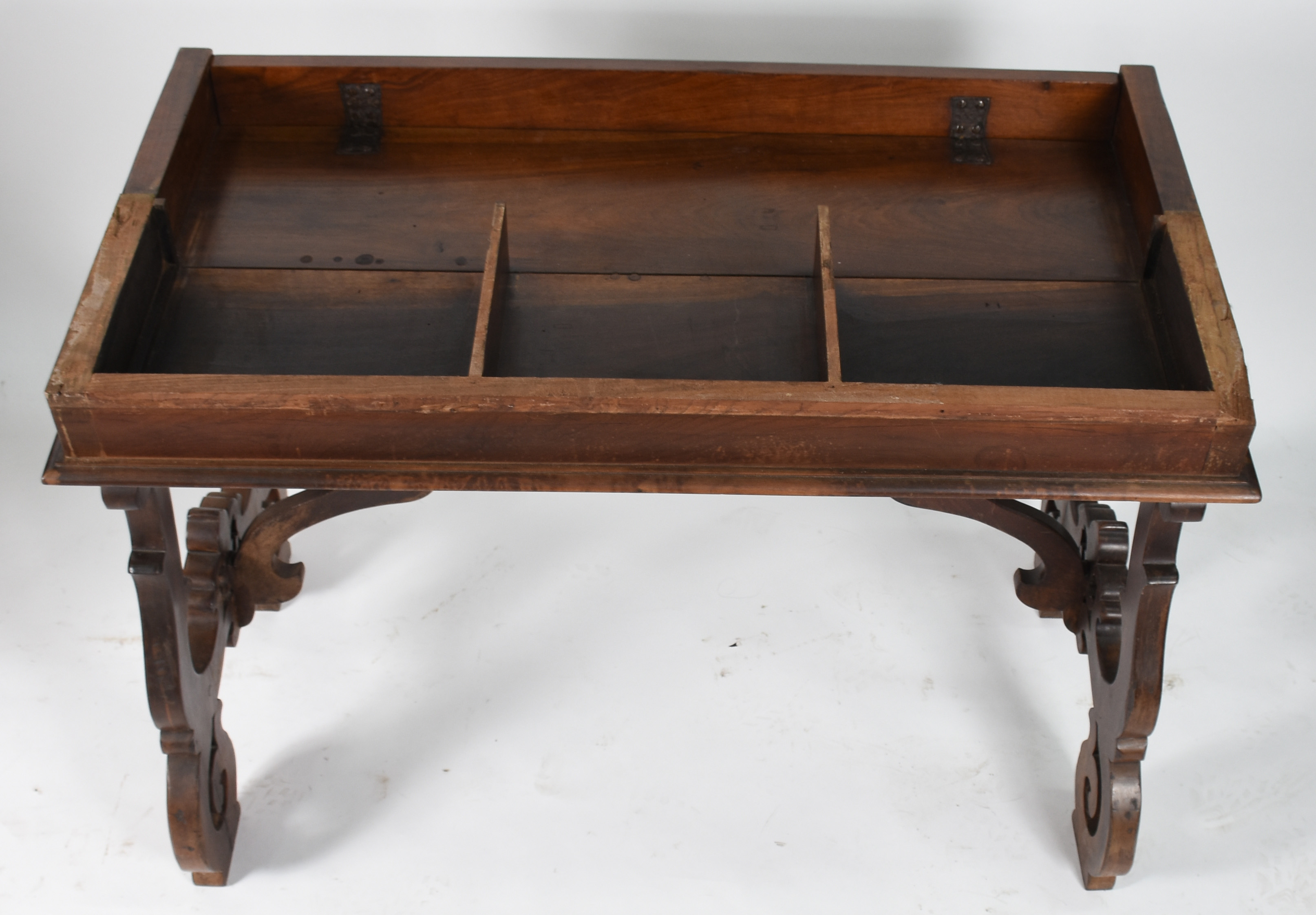 Mesa escrivaninha de madeira nobre, tampo articulado com escaninhos... - foto 7 de 8