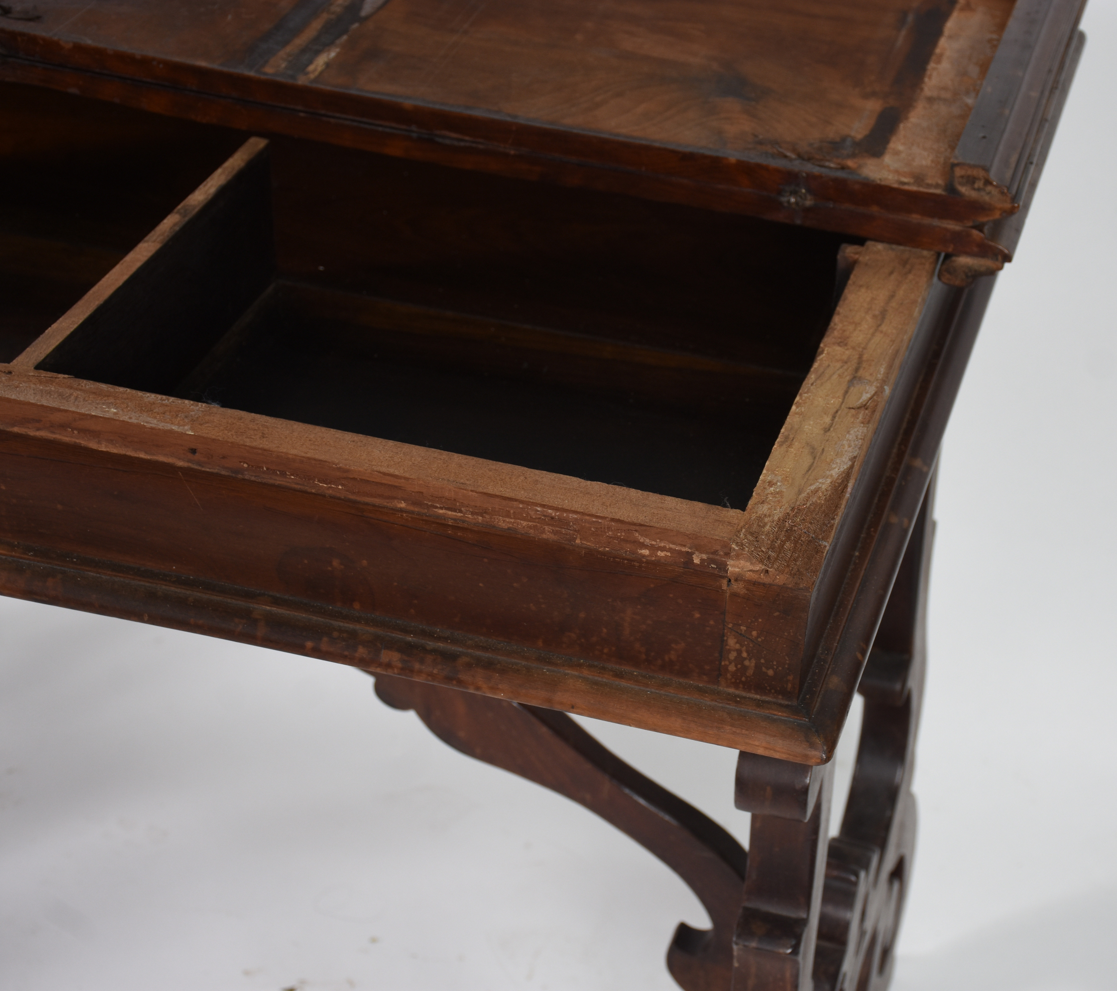 Mesa escrivaninha de madeira nobre, tampo articulado com escaninhos... - foto 8 de 8