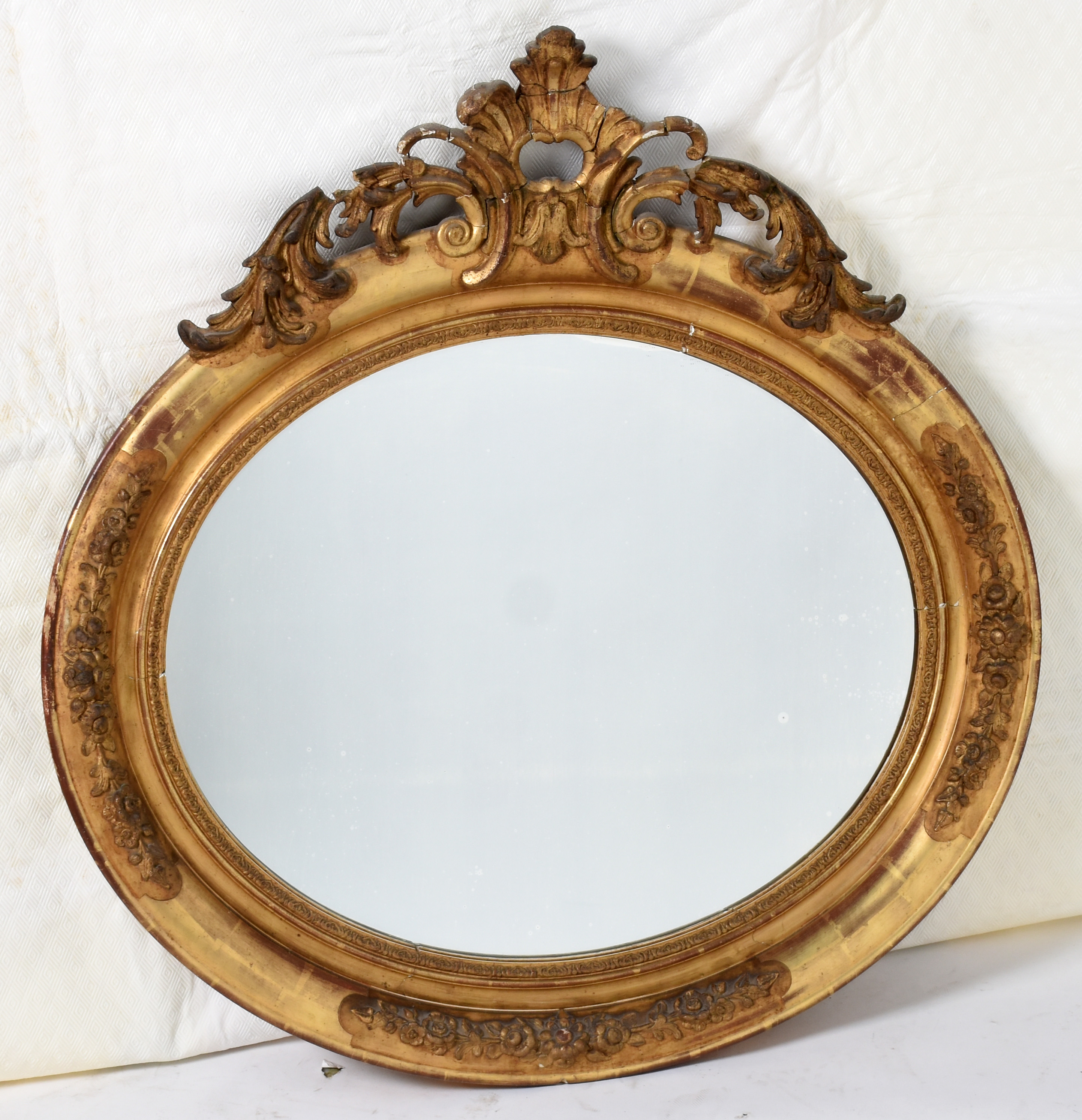 Espelho de cristal feitio oval com moldura de madeira dourada... - foto 1 de 3