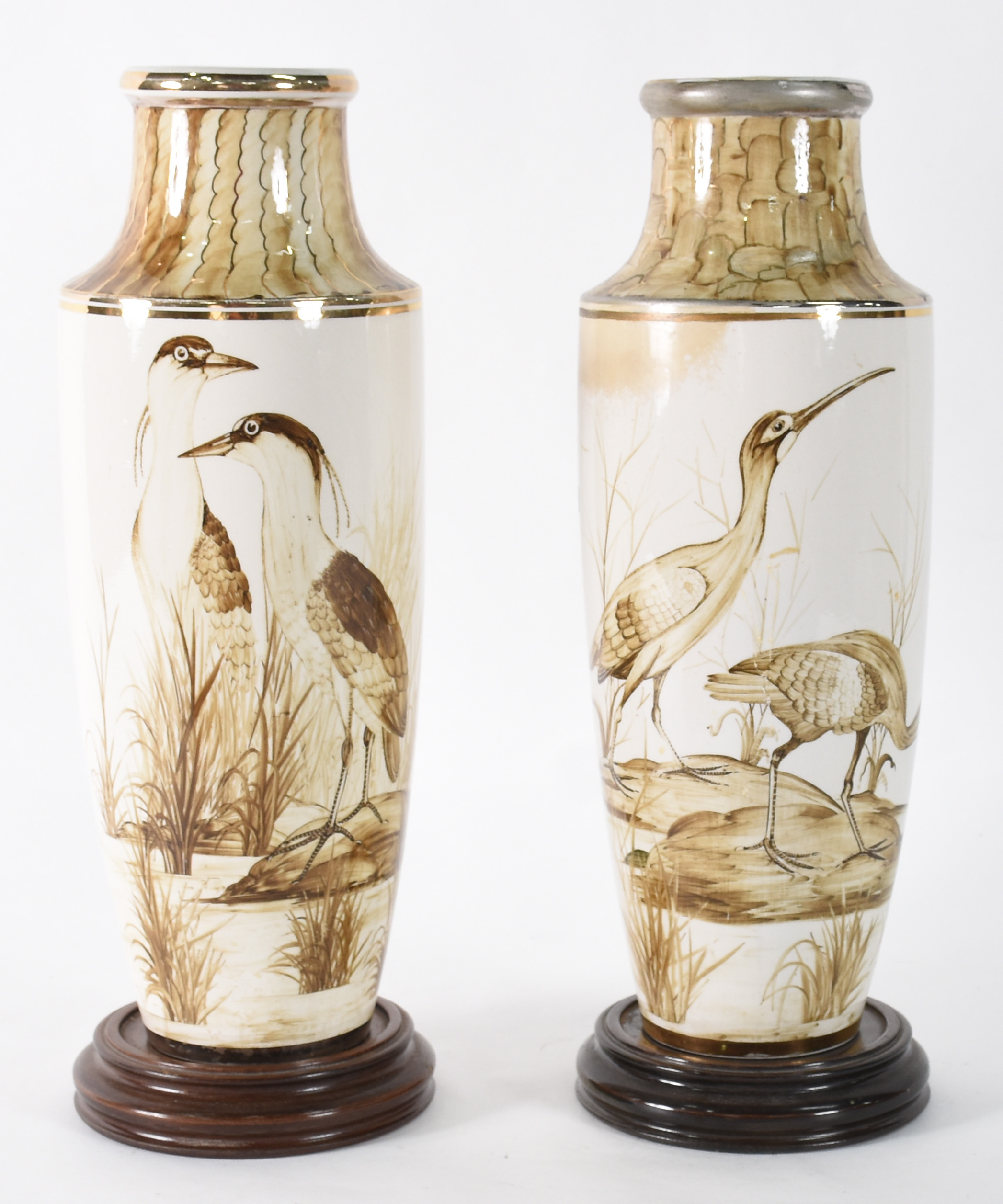 Par de vasos de porcelana branca com pássaros em policromia (um... - foto 1 de 5