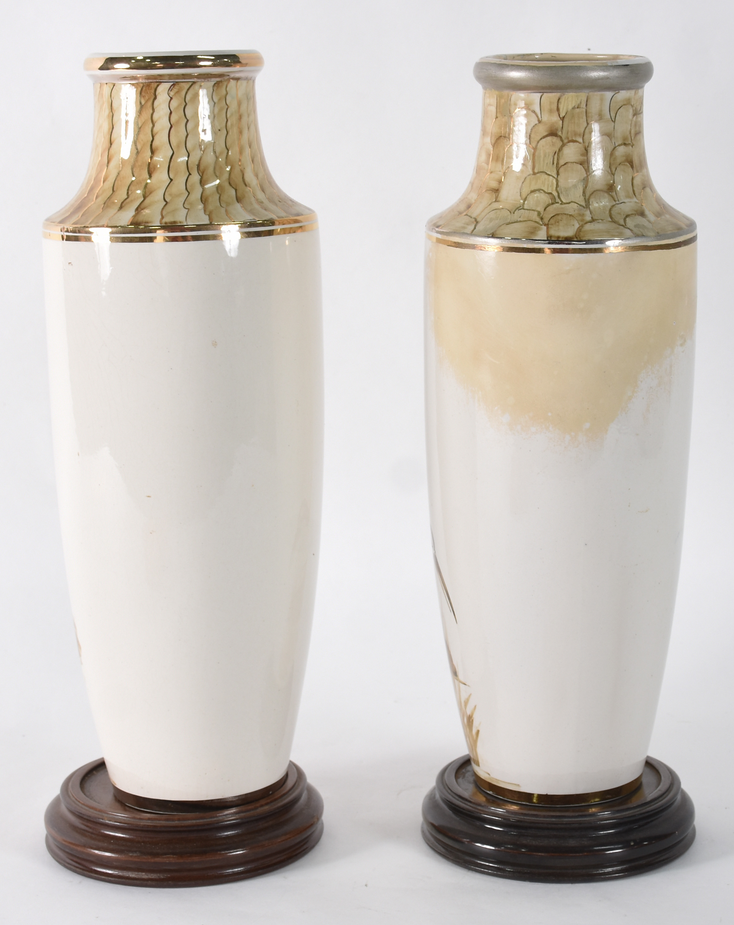 Par de vasos de porcelana branca com pássaros em policromia (um... - foto 2 de 5