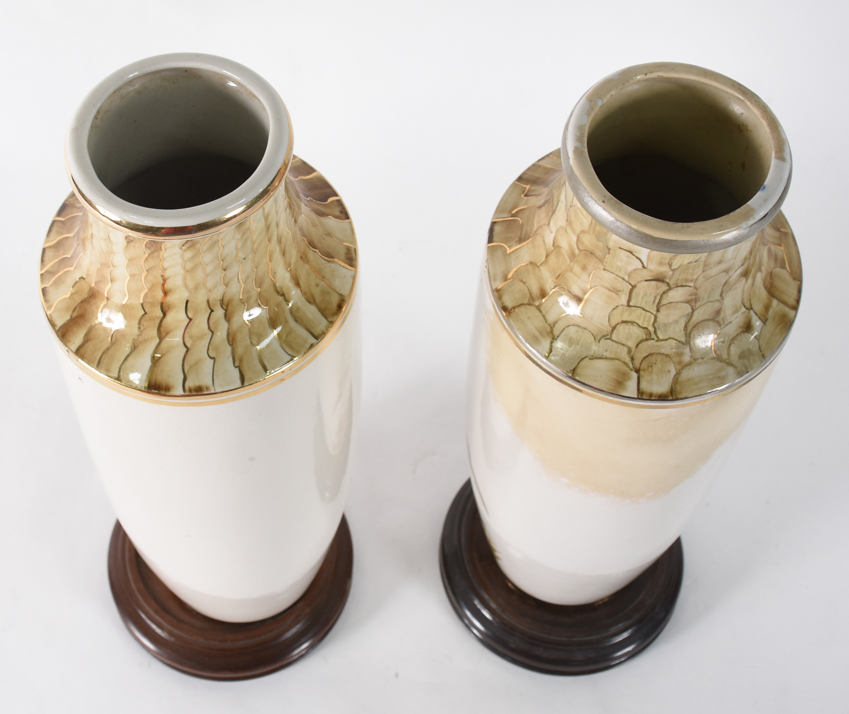 Par de vasos de porcelana branca com pássaros em policromia (um... - foto 3 de 5