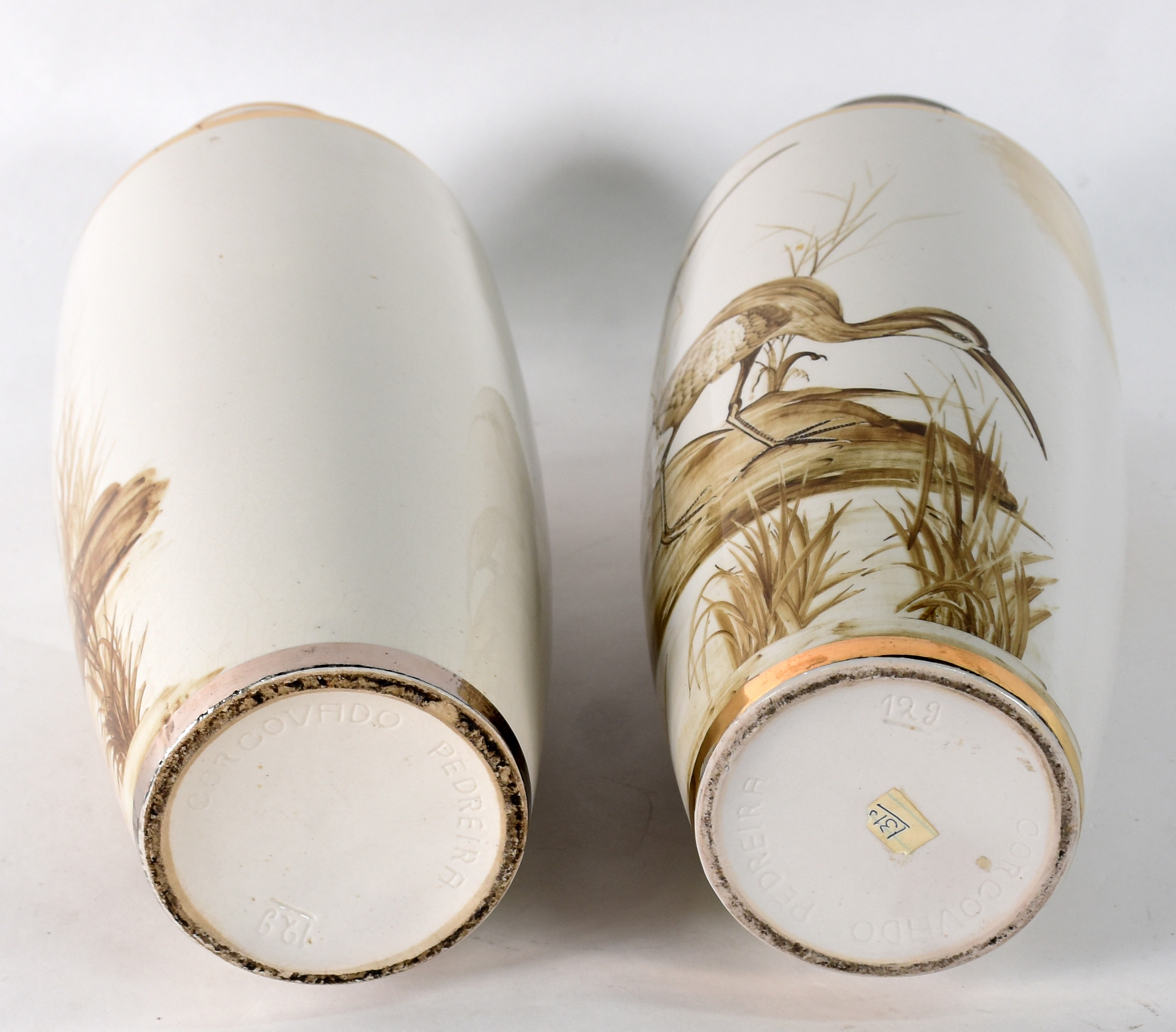 Par de vasos de porcelana branca com pássaros em policromia (um... - foto 4 de 5