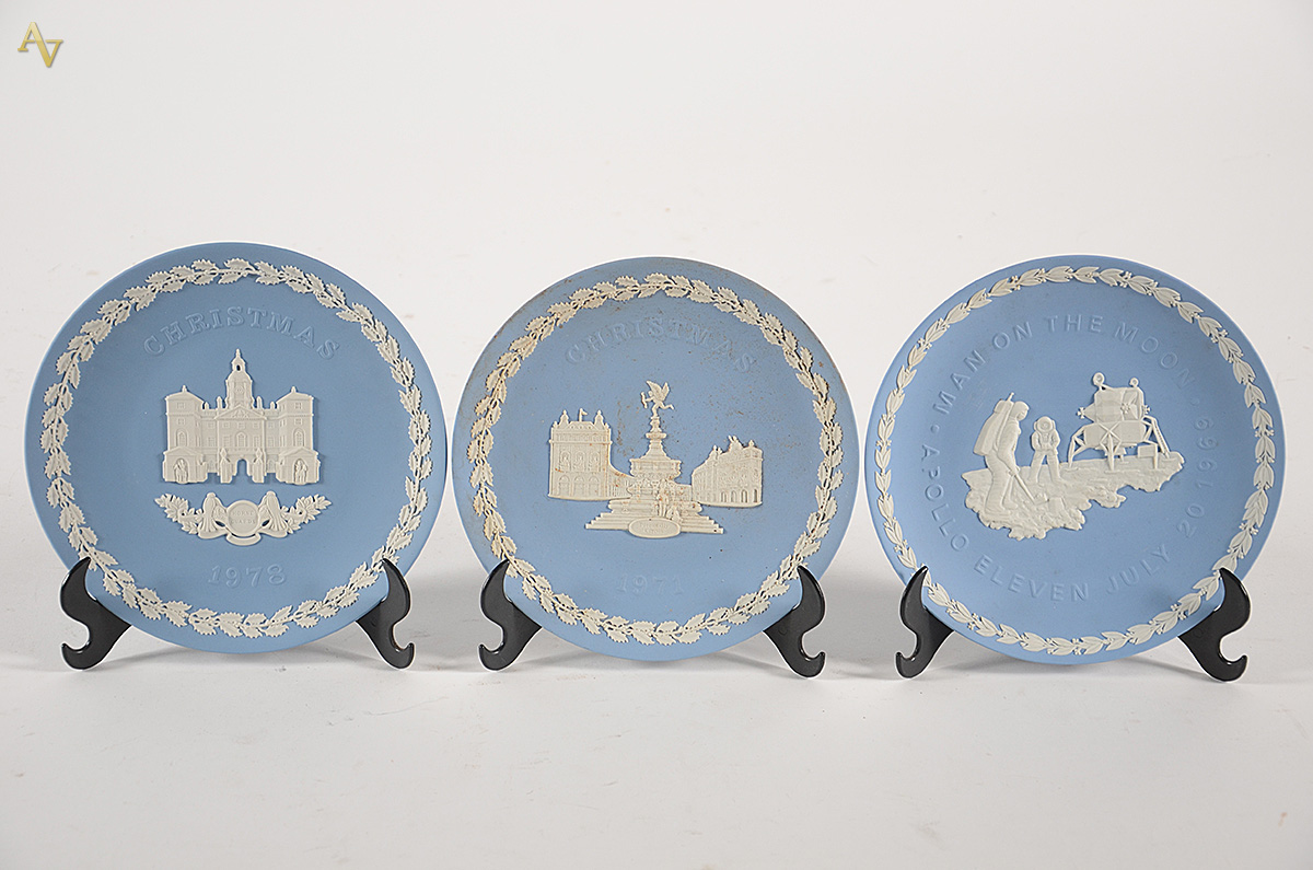 Três pratos de porcelana inglesa Wedgwood azul e branco decorados com... - foto 1 de 2