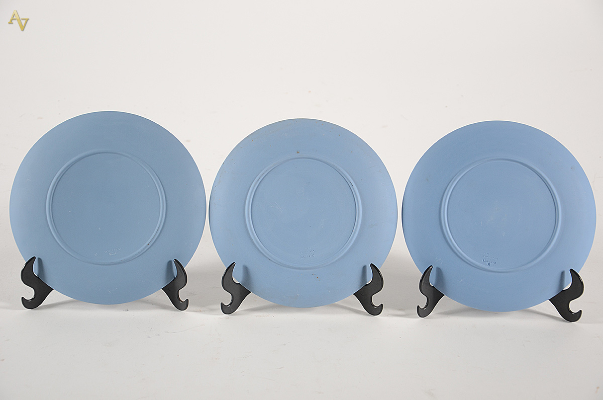 Três pratos de porcelana inglesa Wedgwood azul e branco decorados com... - foto 2 de 2