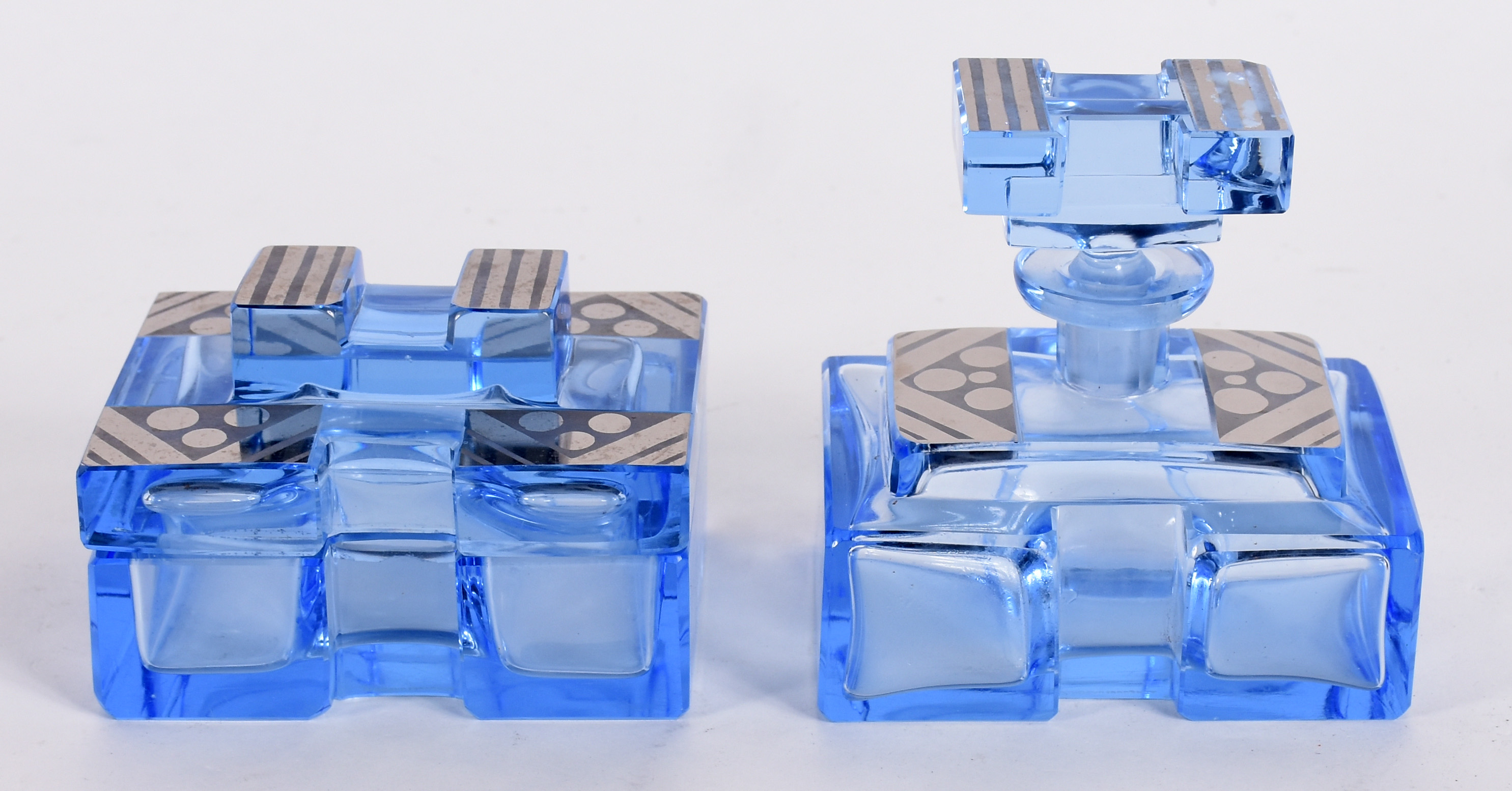 Duas peças para toucador de cristal azul (uma das tampas com a parte... - foto 1 de 3