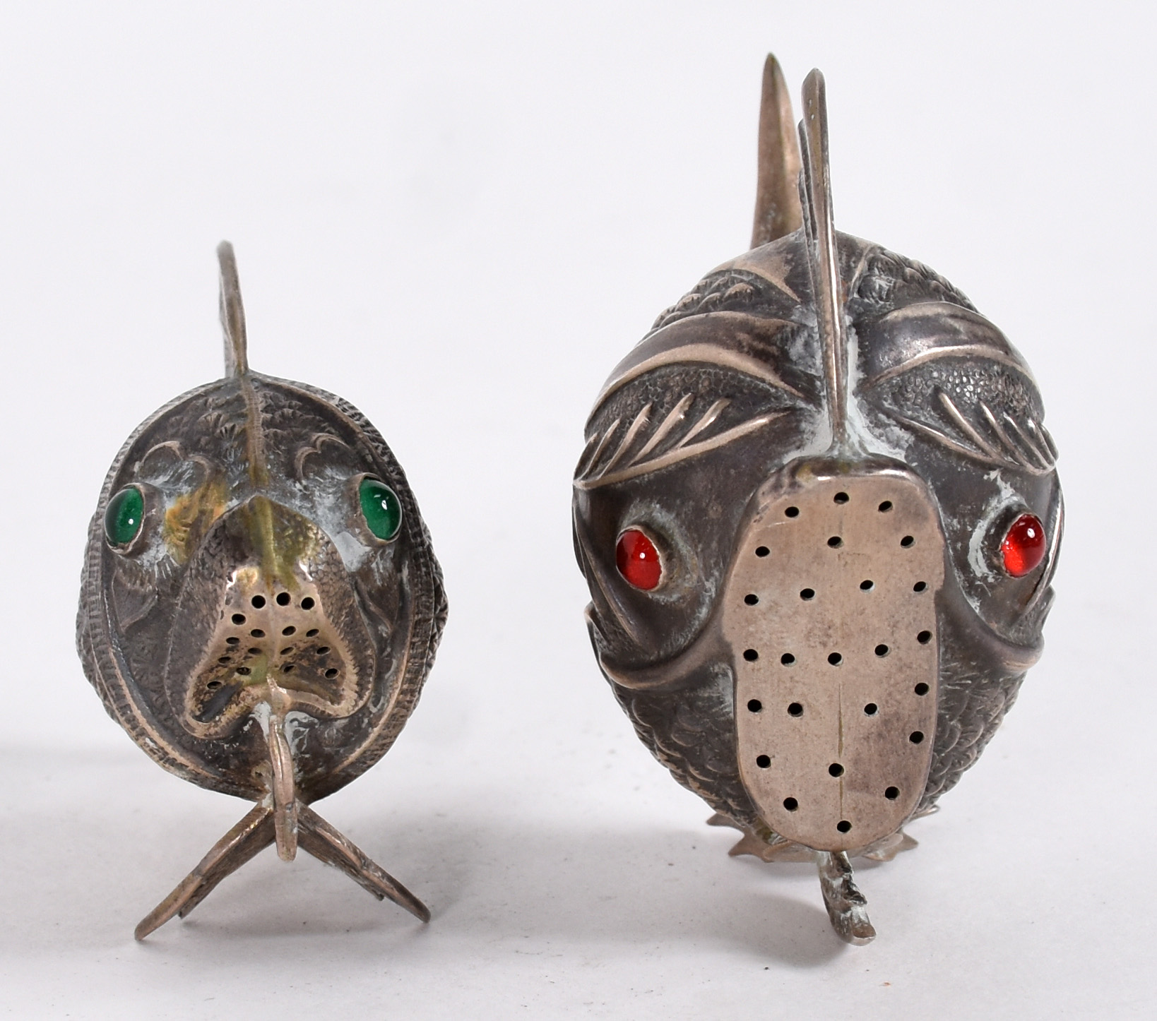 Dois pequenos peixes (saleiros) de prata de lei contrastada e olhos... - foto 2 de 6