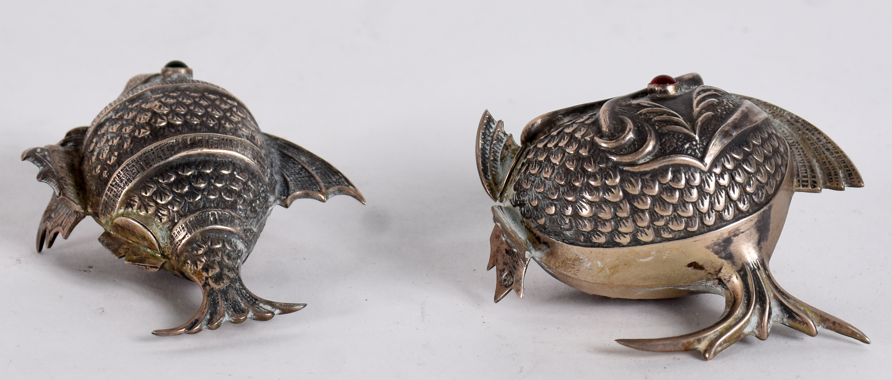 Dois pequenos peixes (saleiros) de prata de lei contrastada e olhos... - foto 3 de 6