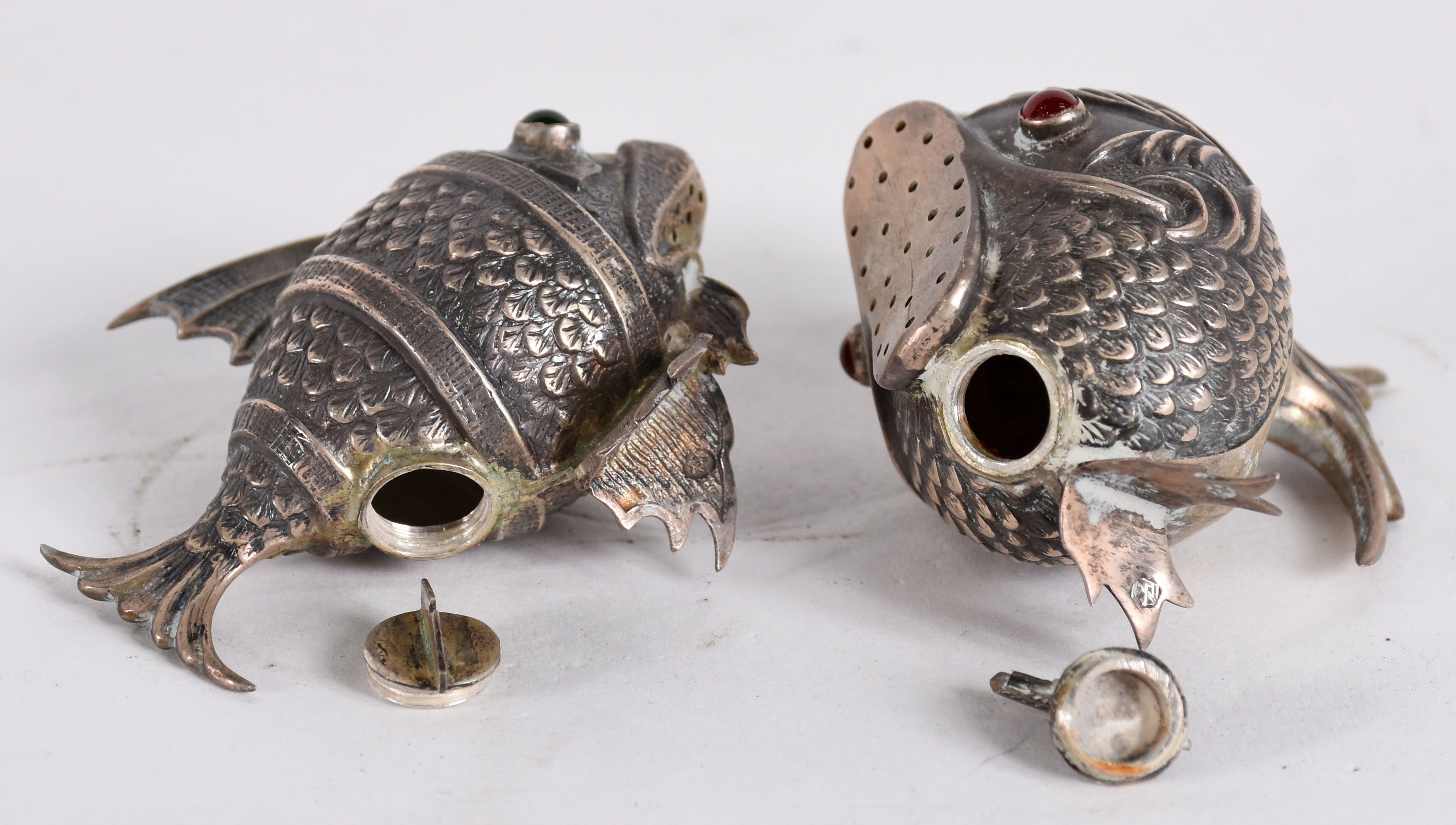 Dois pequenos peixes (saleiros) de prata de lei contrastada e olhos... - foto 4 de 6