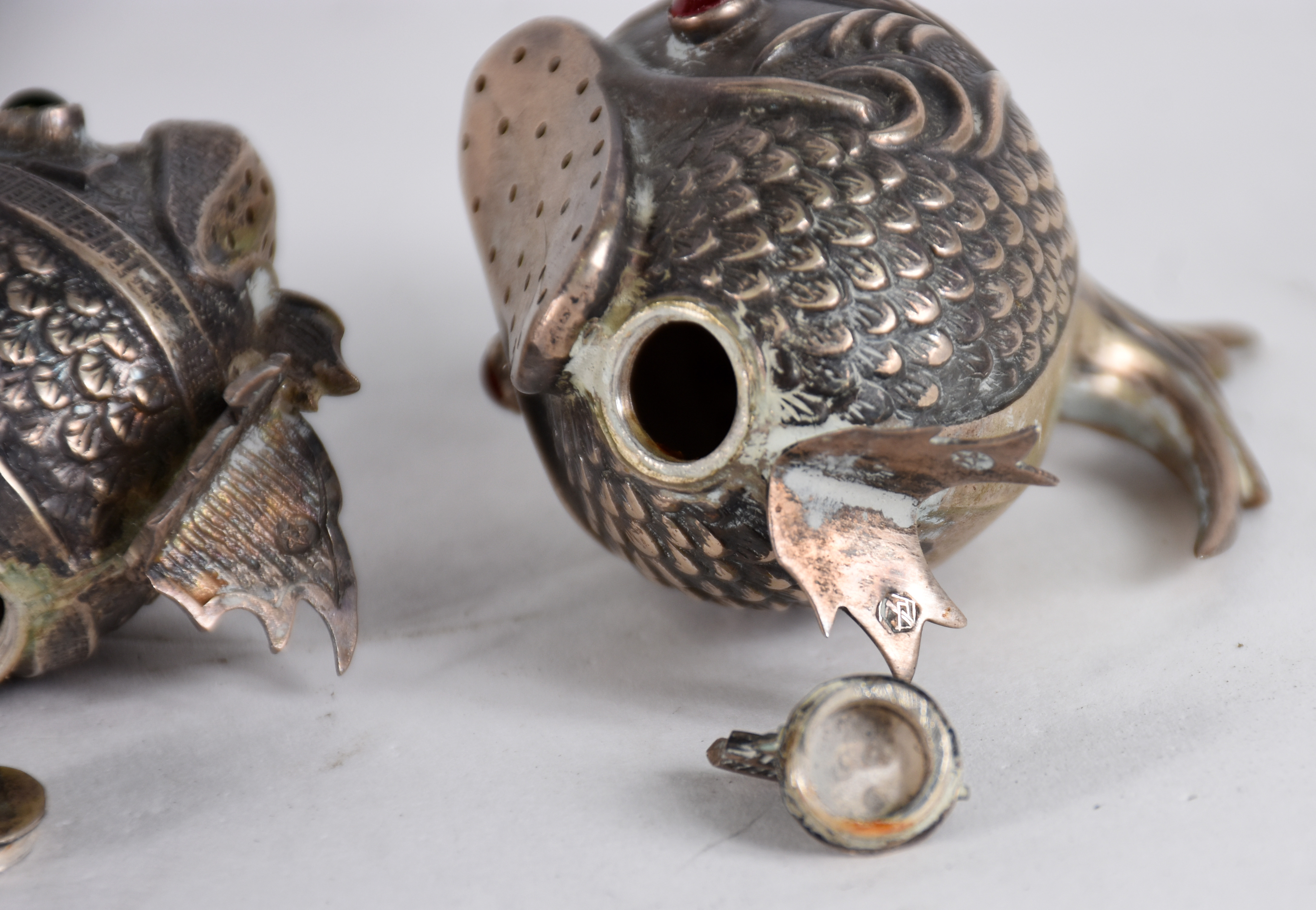 Dois pequenos peixes (saleiros) de prata de lei contrastada e olhos... - foto 5 de 6
