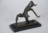 Réplica de escultura de bronze de Chiparus, rep... - Réplica de escultura de bronze de Chiparus, representando dançarina. base medindo 12 x 32 altura 26 cm.