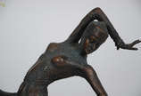 Réplica de escultura de bronze de Chiparus, rep... - Réplica de escultura de bronze de Chiparus, representando dançarina. base medindo 12 x 32 altura 26 cm.