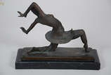 Réplica de escultura de bronze de Chiparus, rep... - Réplica de escultura de bronze de Chiparus, representando dançarina. base medindo 12 x 32 altura 26 cm.