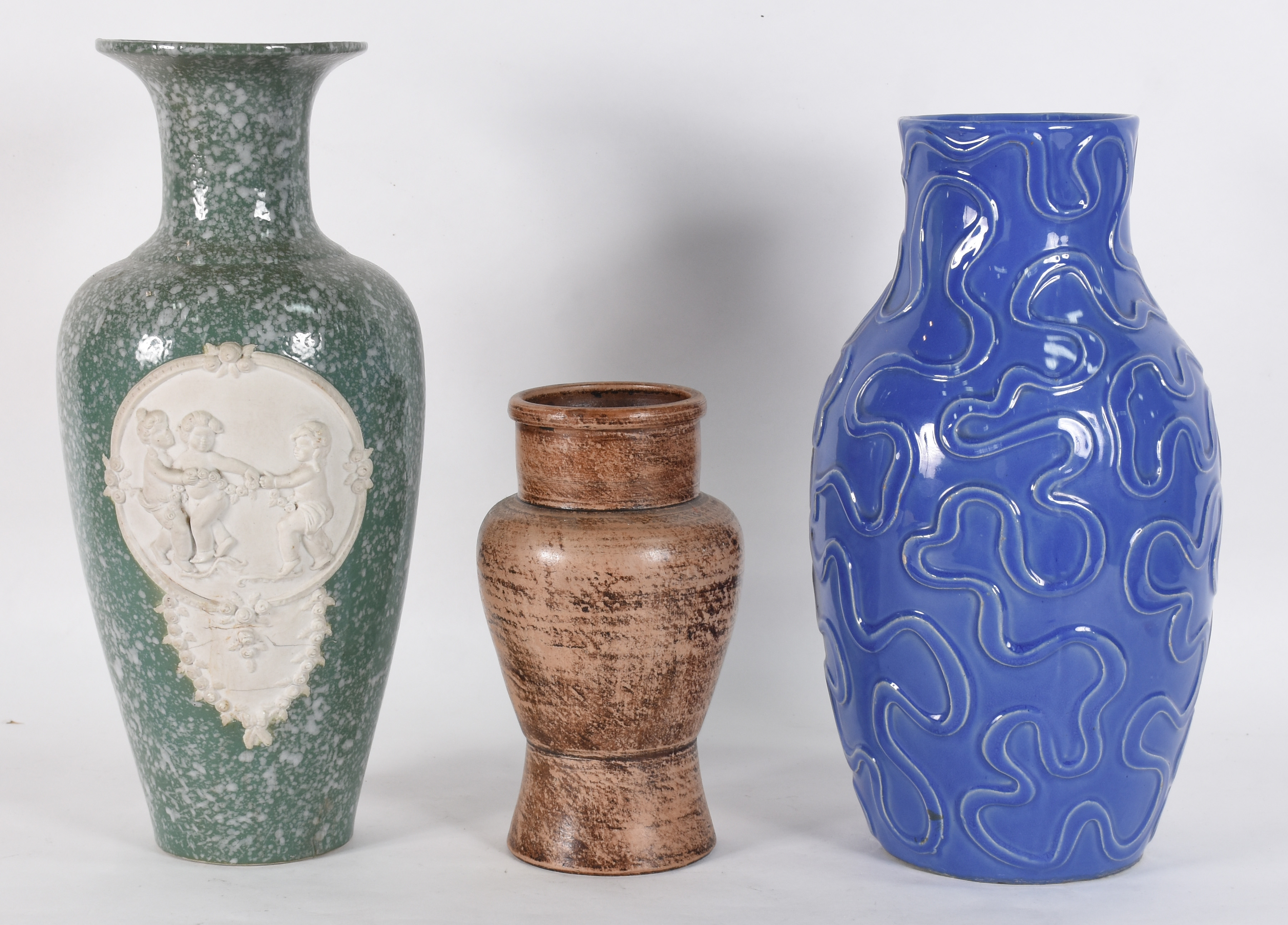 Tres vasos diversos de porcelana - foto 1 de 6