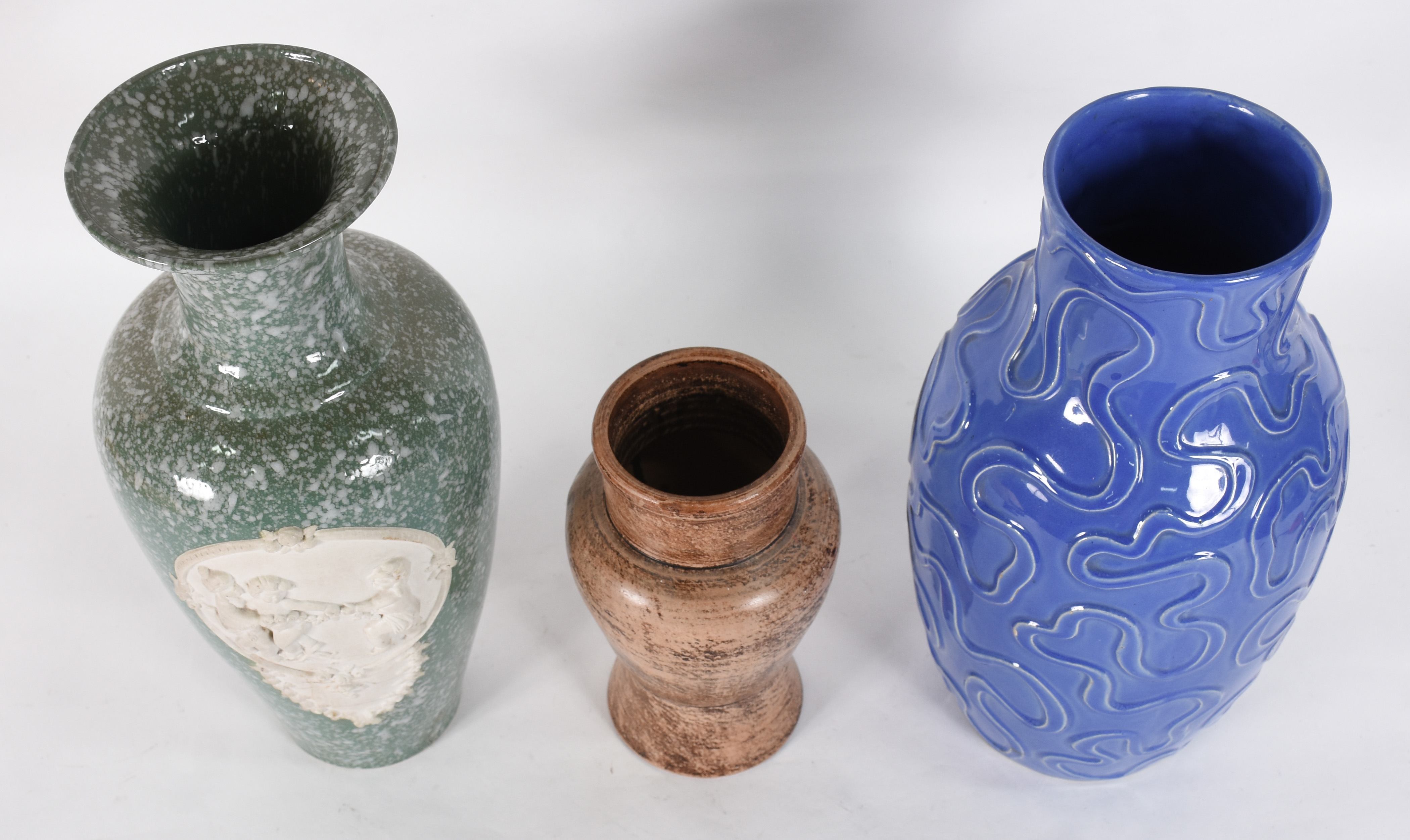 Tres vasos diversos de porcelana - foto 3 de 6