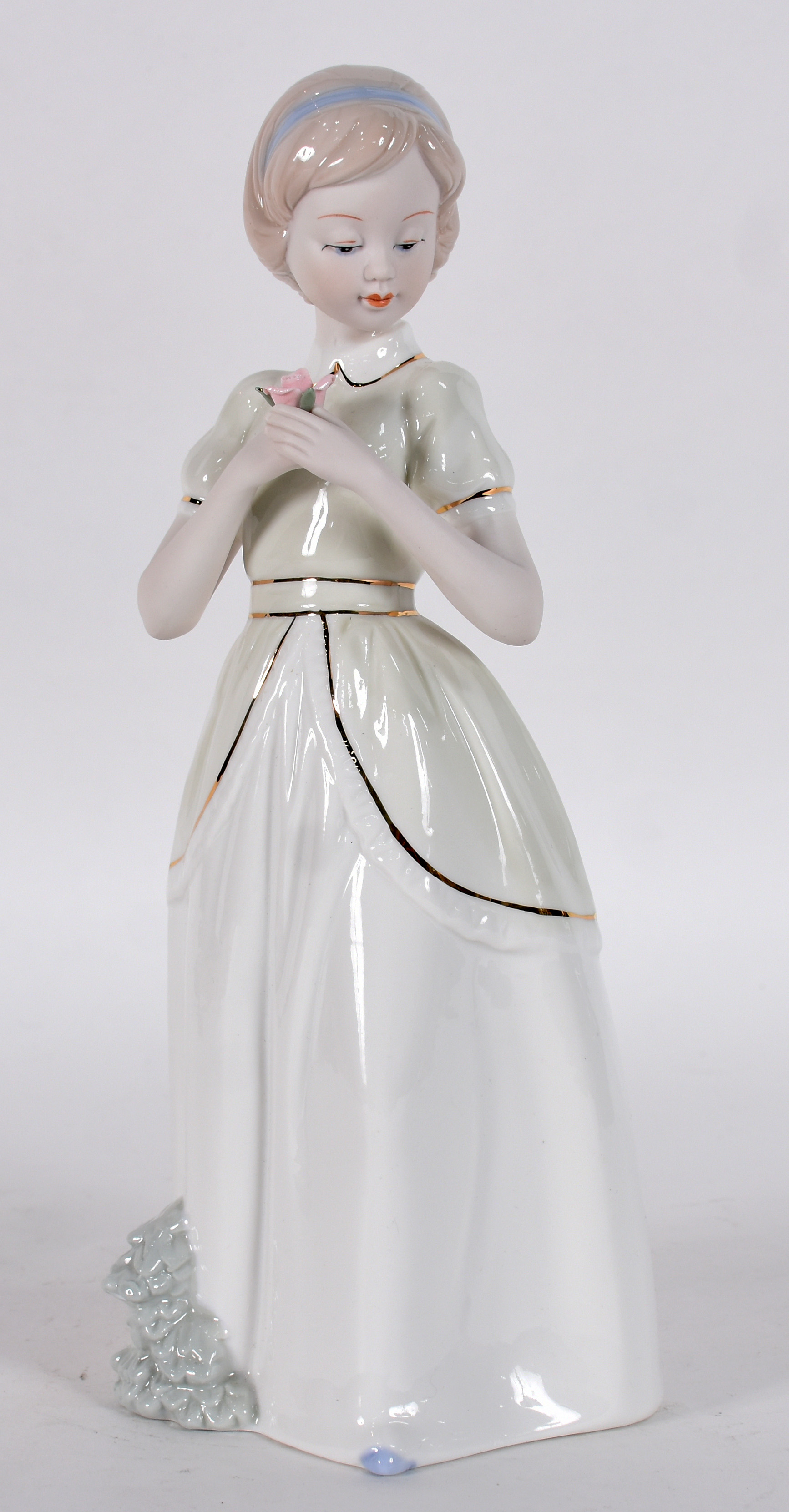 Estatueta de porcelana policromada representando Menina com flor. - foto 1 de 4