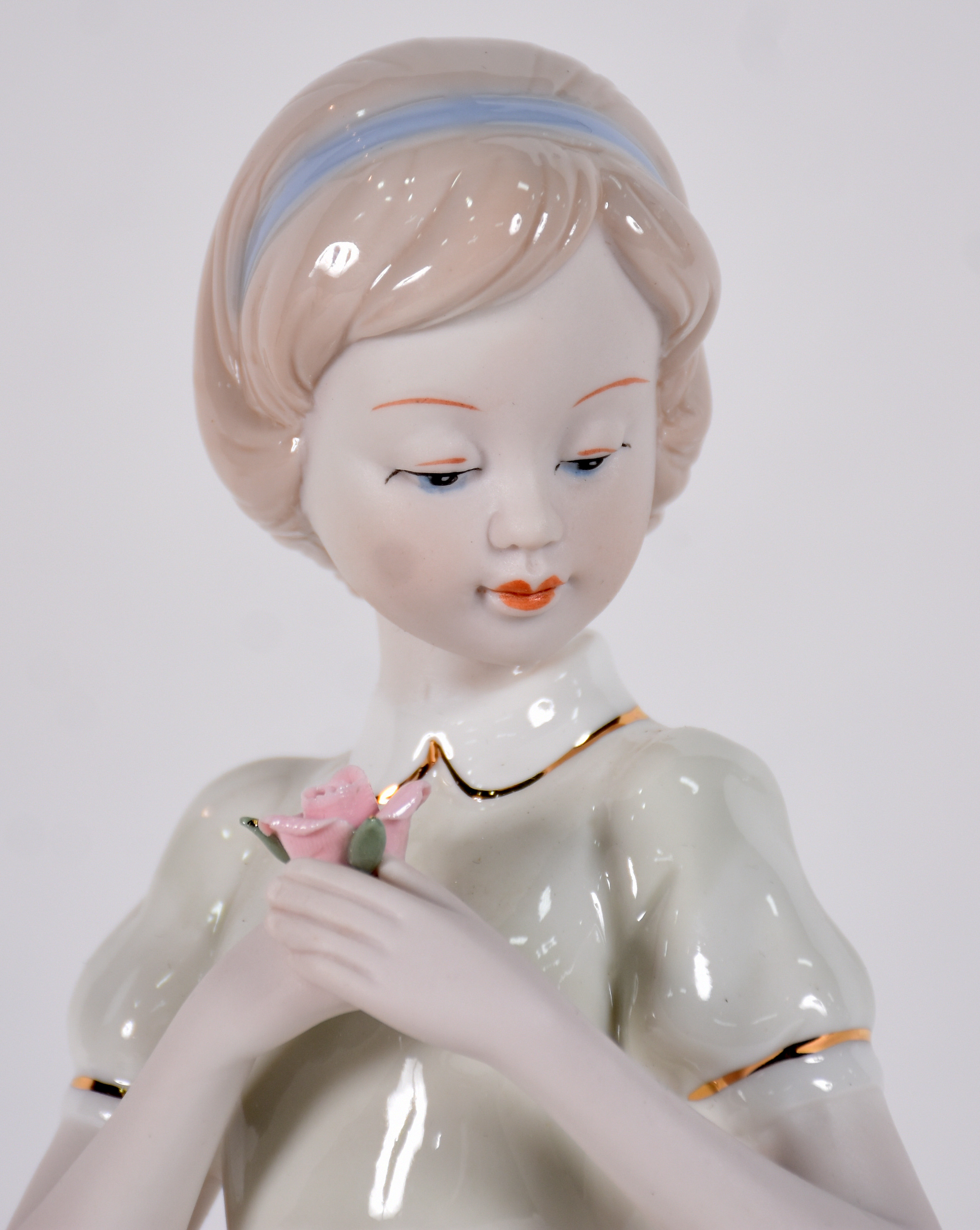 Estatueta de porcelana policromada representando Menina com flor. - foto 3 de 4