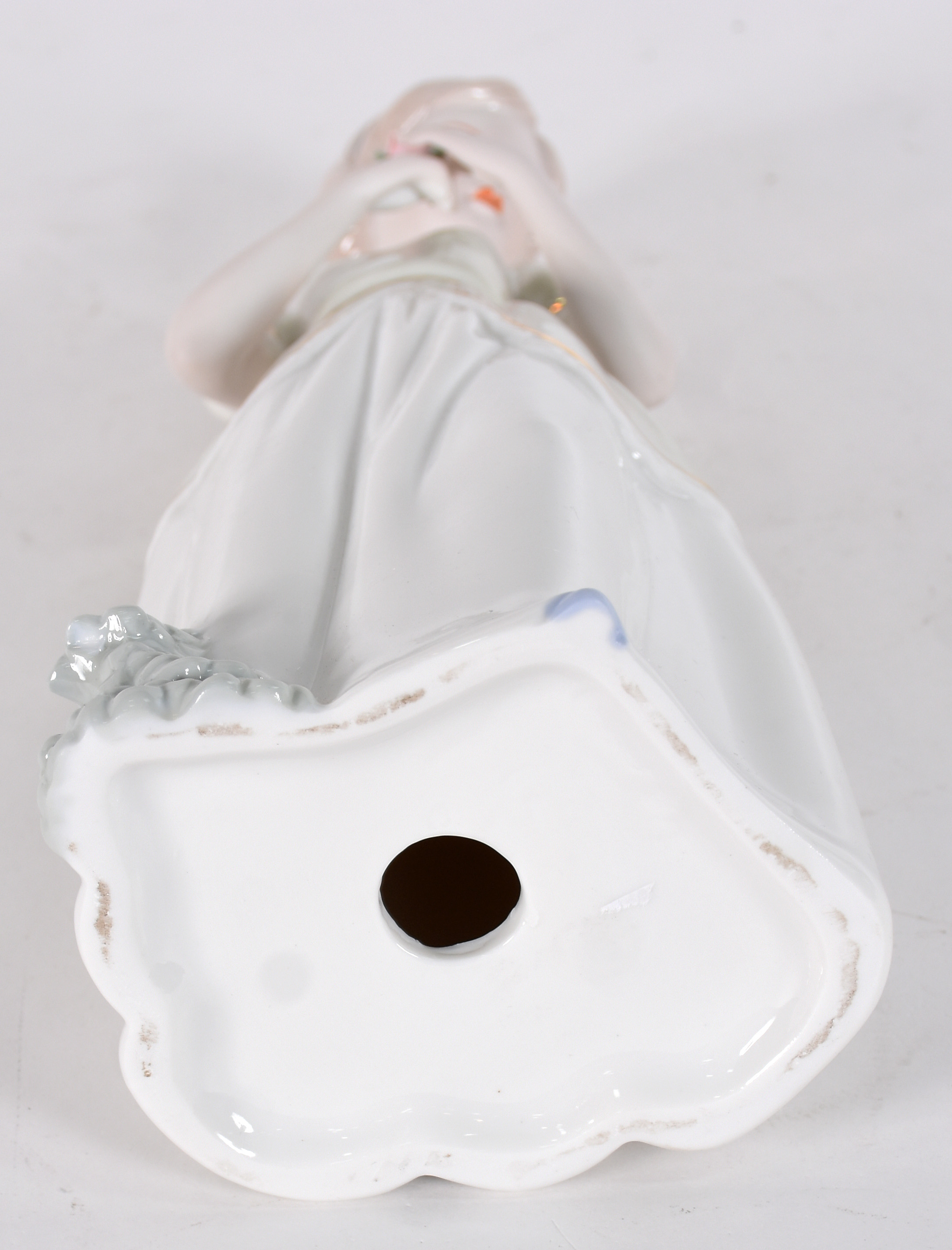 Estatueta de porcelana policromada representando Menina com flor. - foto 4 de 4
