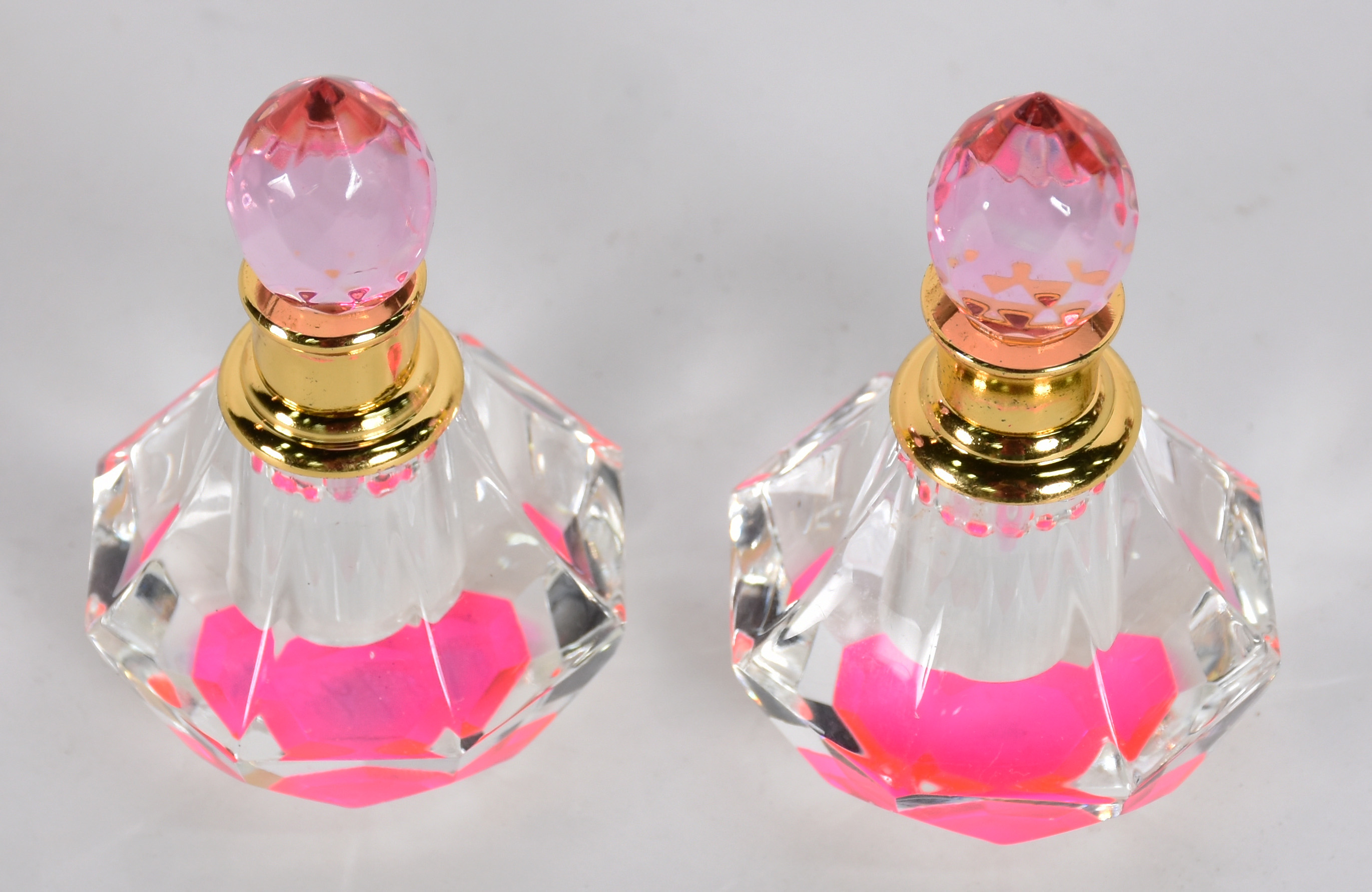 Dois pequenos perfumeiros de cristal ao gosto Swarowski, detalhes na... - foto 2 de 3