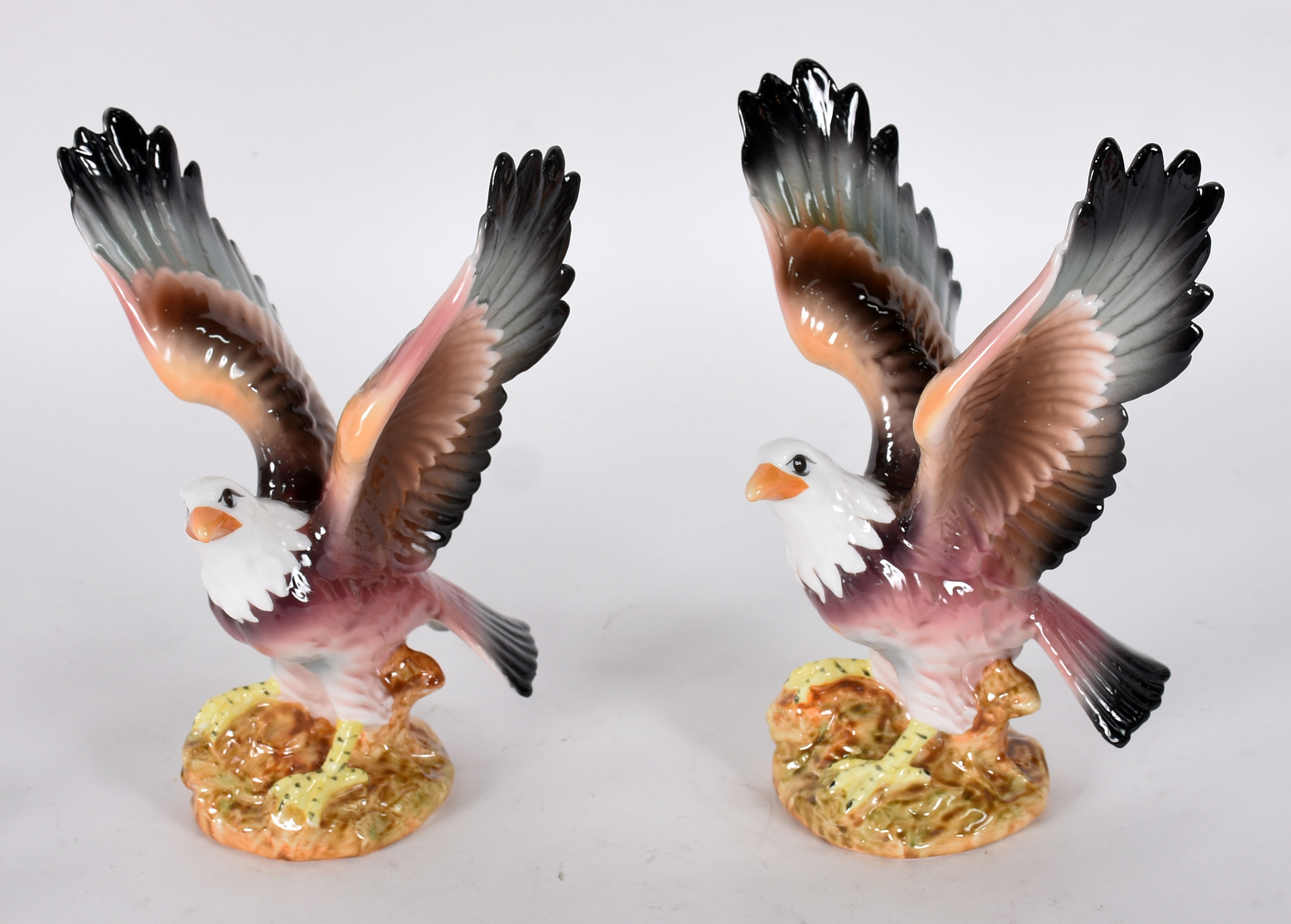 Duas estatuetas de porcelana policromada representando águias. - foto 1 de 4