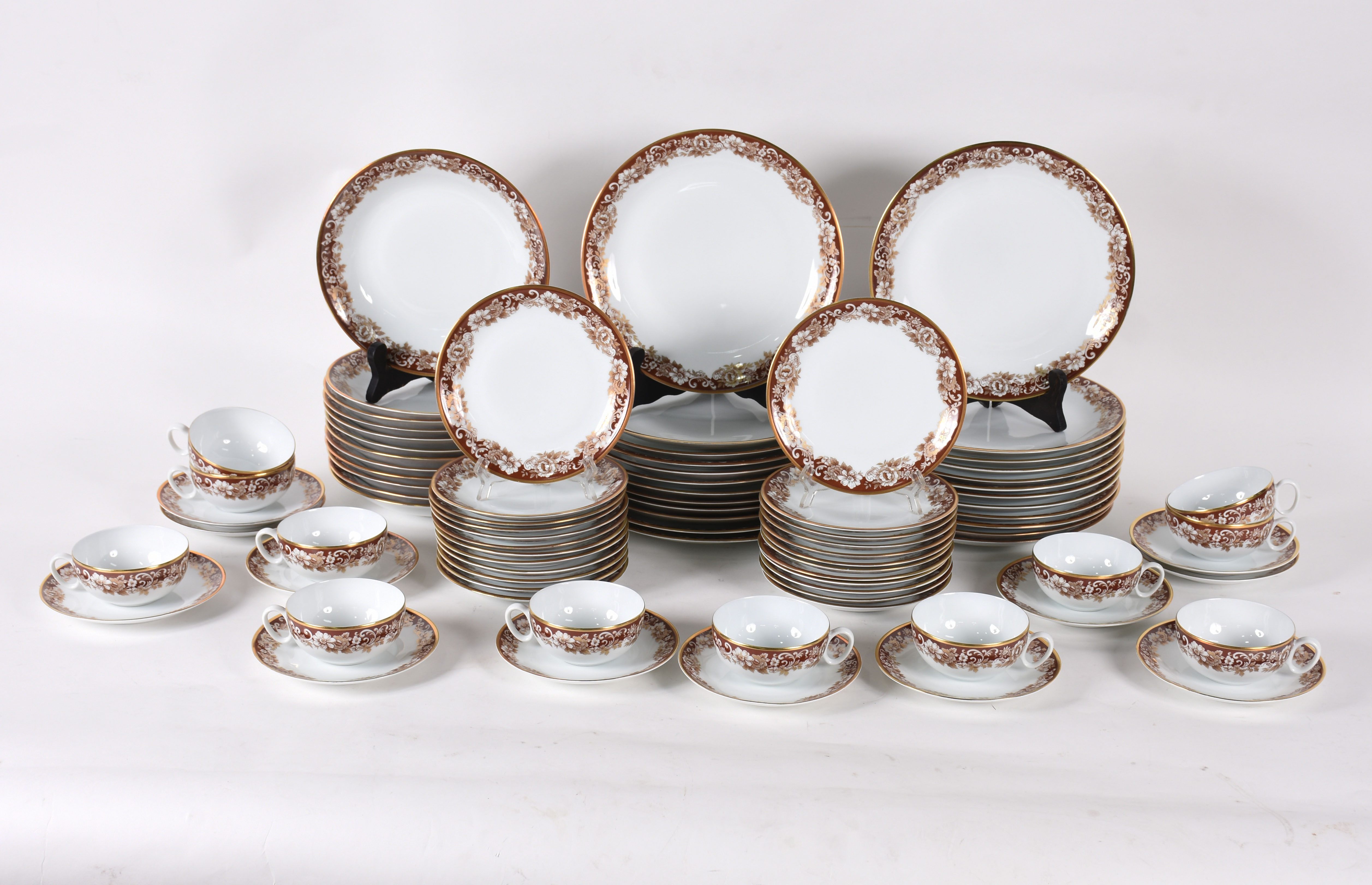 Aparelho de chá, café e jantar de porcelana Renner, composto de: 24... - foto 1 de 6