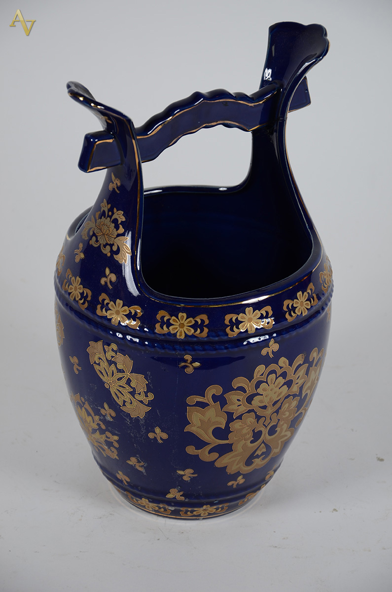 Cachepot em porcelana na cor azul cobalto com dourado. Altura 36 cm.