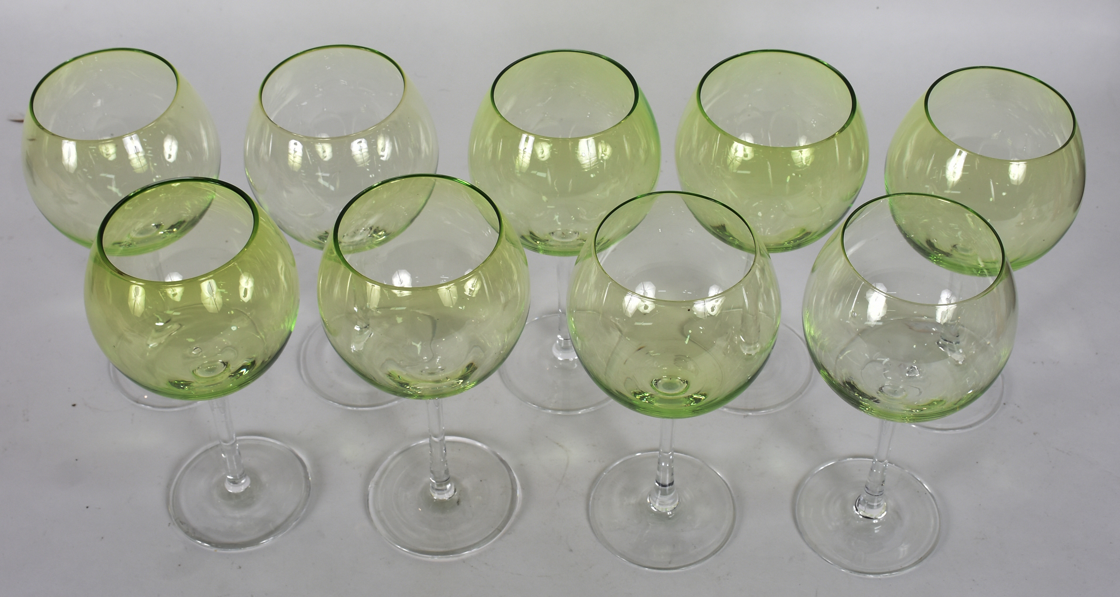 Nove taças para vinho, na cor verde. - foto 2 de 3