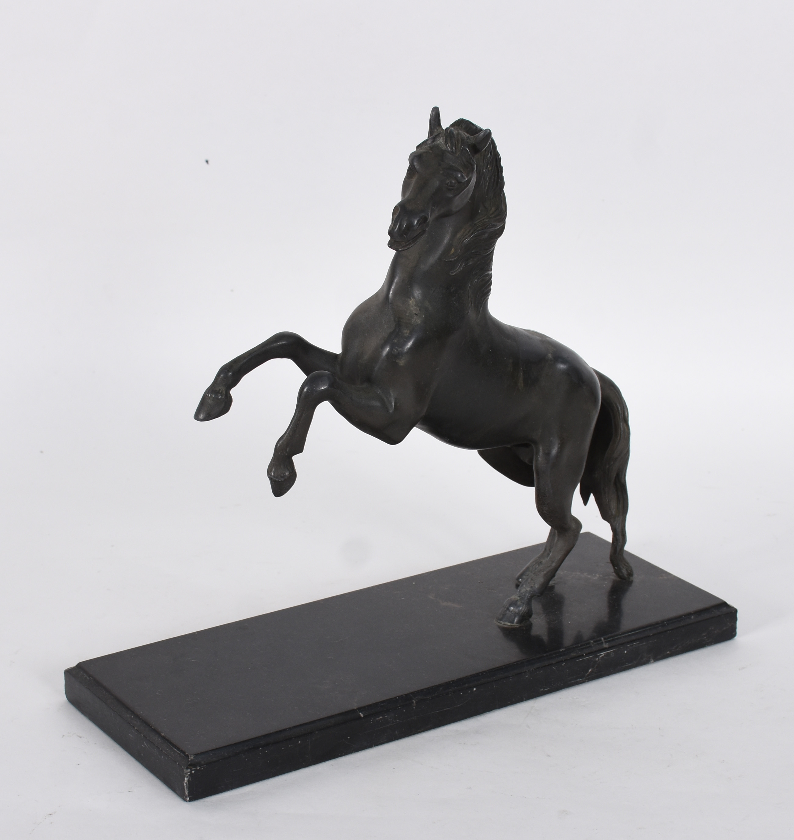 Escultura de bronze artístico representando cavalo. - foto 1 de 4