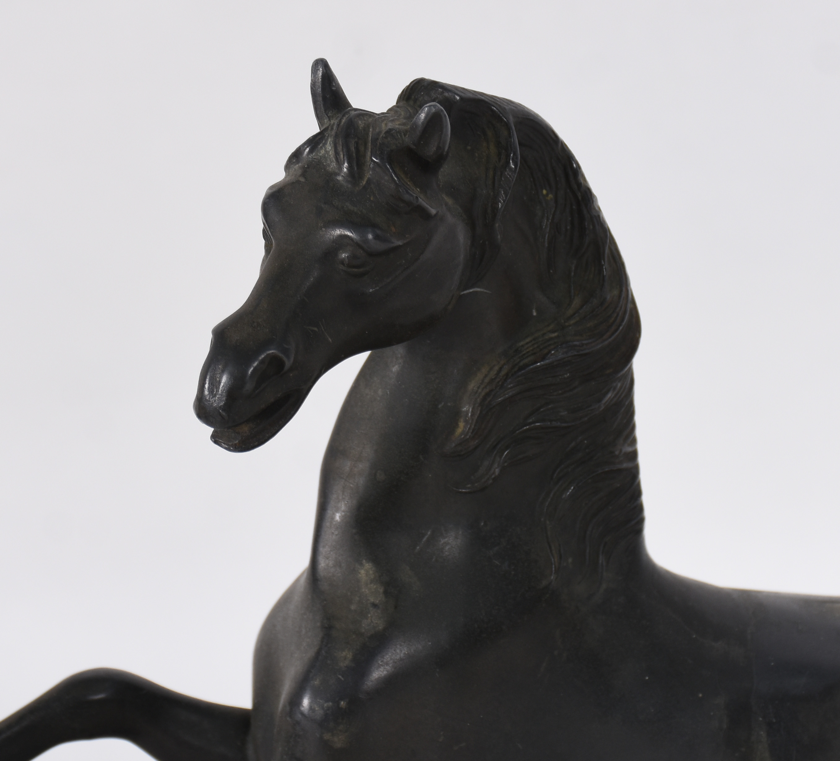 Escultura de bronze artístico representando cavalo. - foto 2 de 4