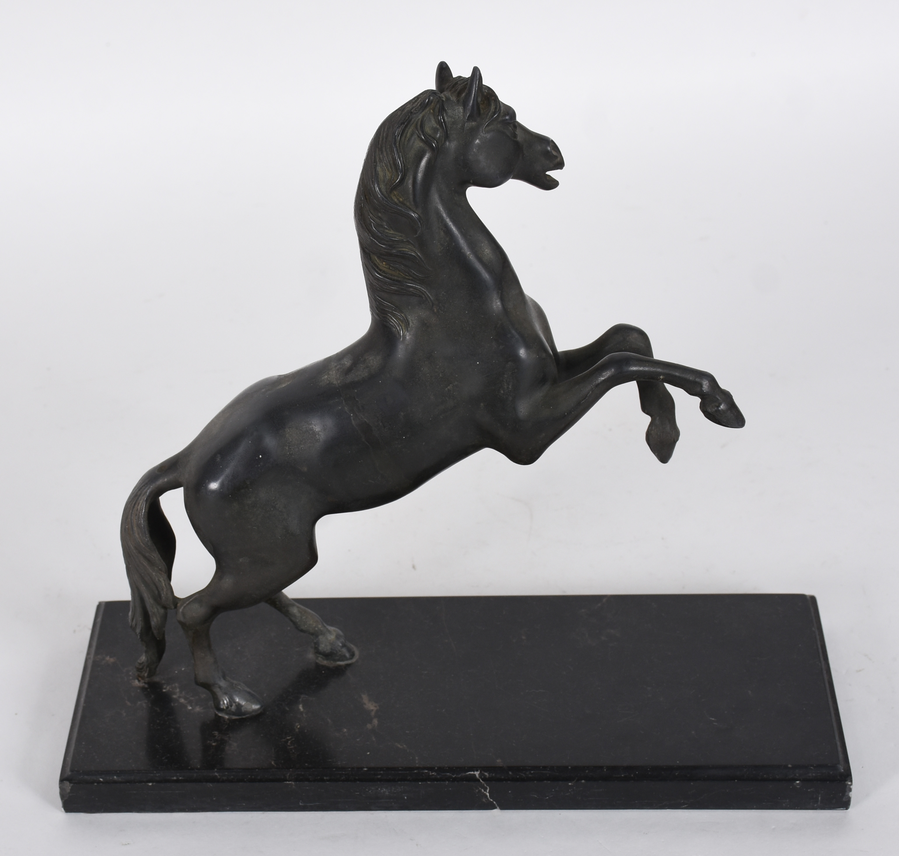 Escultura de bronze artístico representando cavalo. - foto 3 de 4