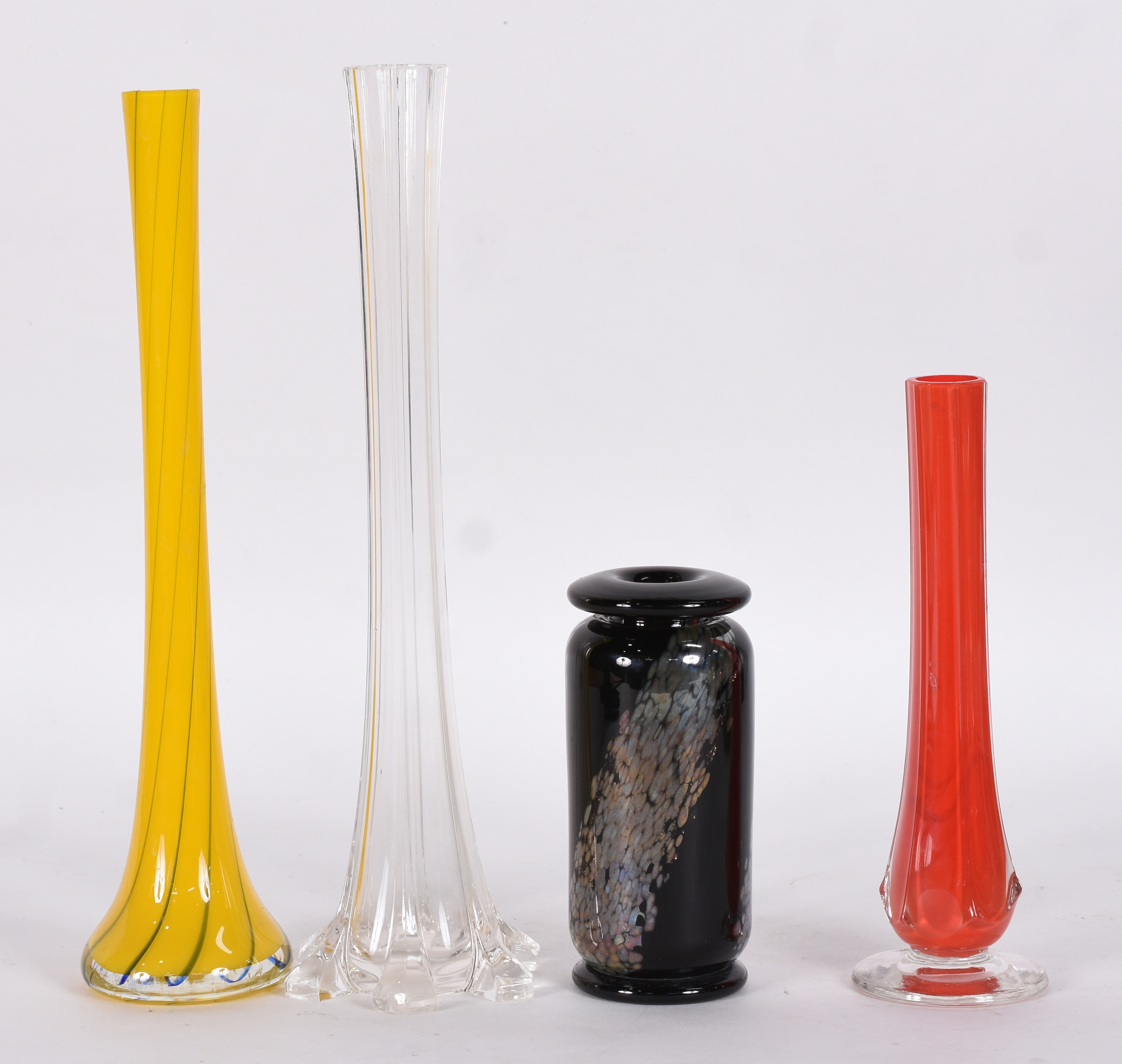 Diversas peças. sendo: Vaso de murano preto com pó de prata, assinada... - foto 1 de 6