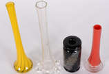 Diversas peças. sendo: Vaso de murano preto com... - Diversas peças. sendo: Vaso de murano preto com pó de prata, assinada na base, e 3 solitários, sendo 1  vermelho, um amarelo e um incolor. Total...