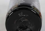 Diversas peças. sendo: Vaso de murano preto com... - Diversas peças. sendo: Vaso de murano preto com pó de prata, assinada na base, e 3 solitários, sendo 1  vermelho, um amarelo e um incolor. Total...