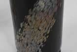 Diversas peças. sendo: Vaso de murano preto com... - Diversas peças. sendo: Vaso de murano preto com pó de prata, assinada na base, e 3 solitários, sendo 1  vermelho, um amarelo e um incolor. Total...