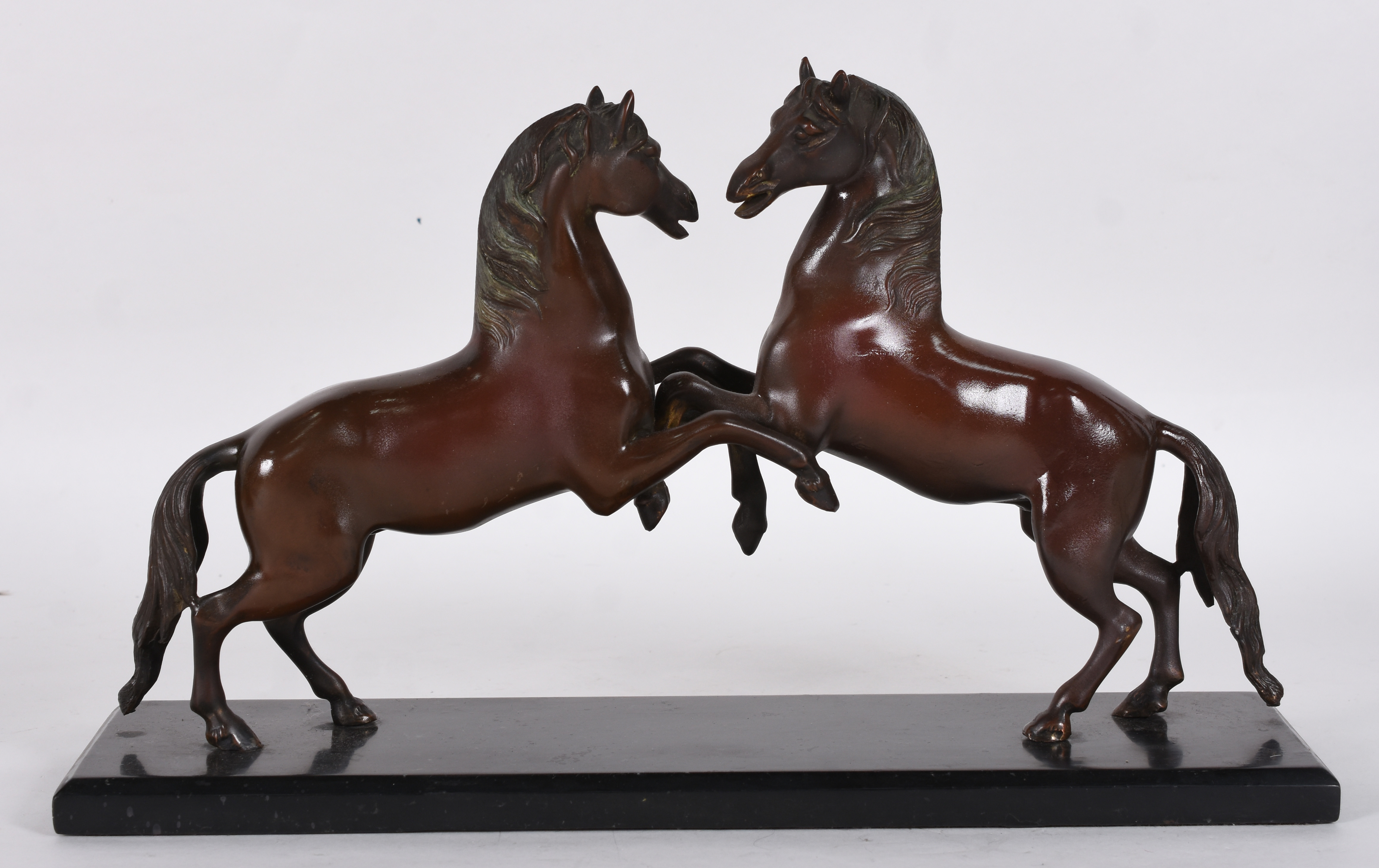 Grupo escultórico de bronze artístico representando cavalos. - foto 1 de 4