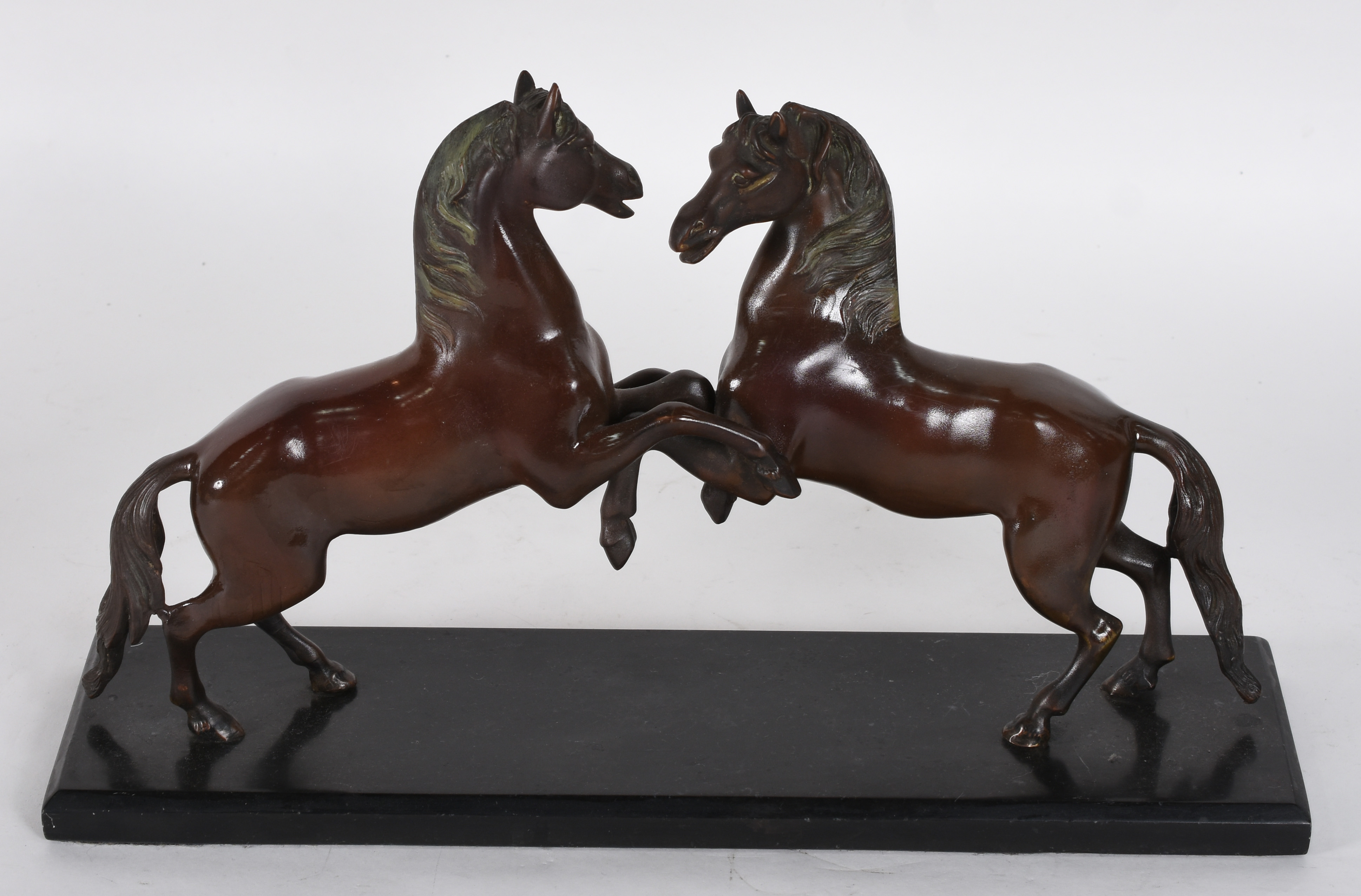 Grupo escultórico de bronze artístico representando cavalos. - foto 4 de 4