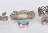 Diversas peças de prata de lei, sendo: Tres cai... - Diversas peças de prata de lei, sendo: Tres caixinhas (uma de vidro com tampa de prata; uma de prata com esmalte azul; uma de prata com tampa fl...