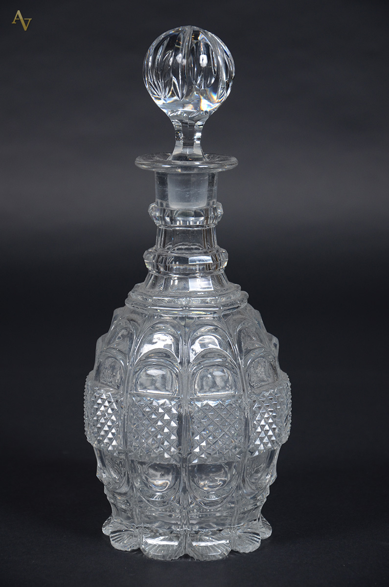 Garrafa de cristal lapidada. Altura 29 cm.
