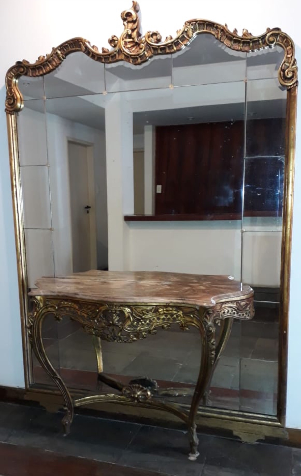 Aparador de madeira dourada ricamente entalhada, tampo de mármore e... - foto 2 de 3