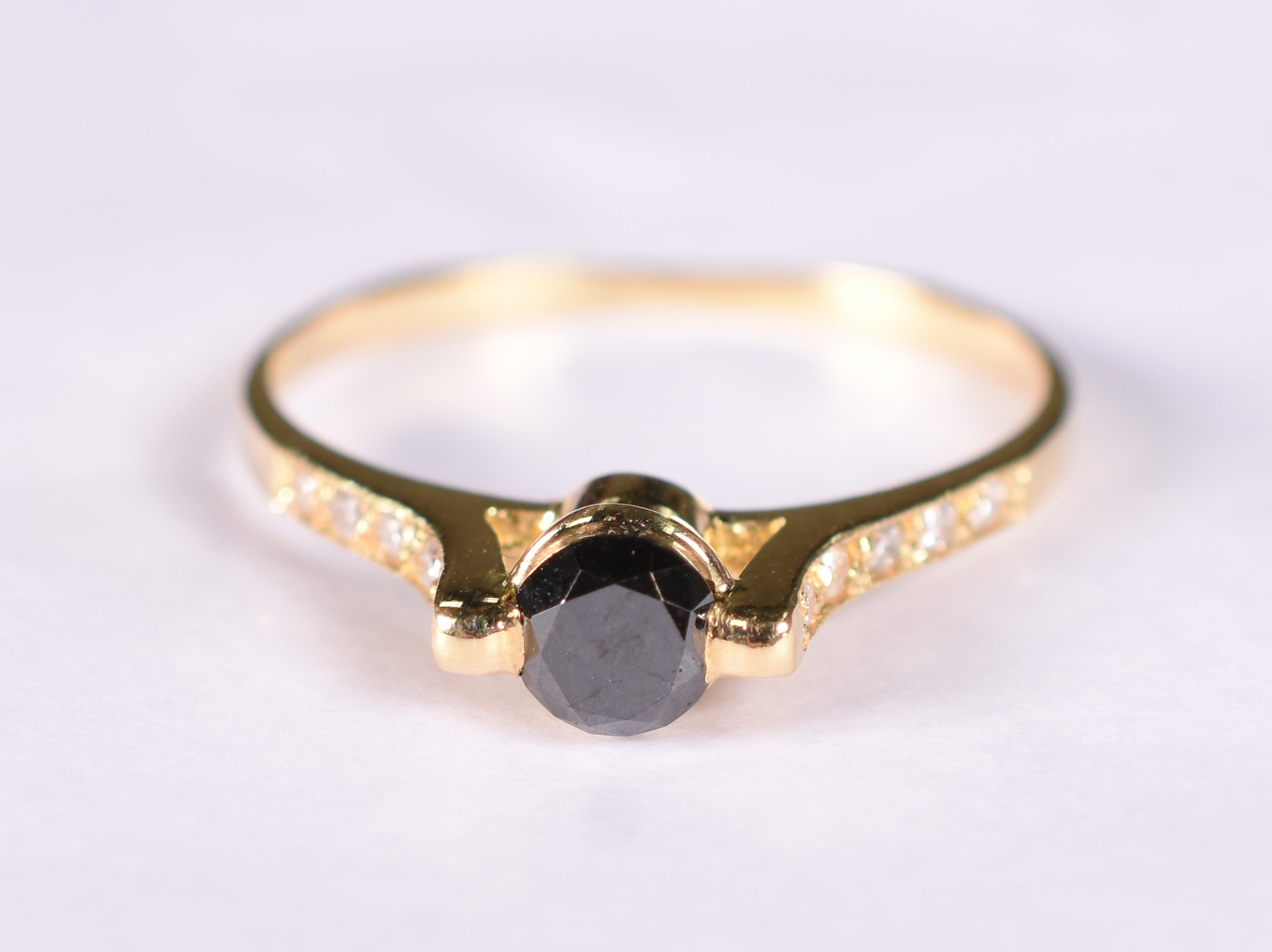 Anel de ouro amarelo 18 k com 10 brilhantes e uma safira azul... - foto 1 de 4