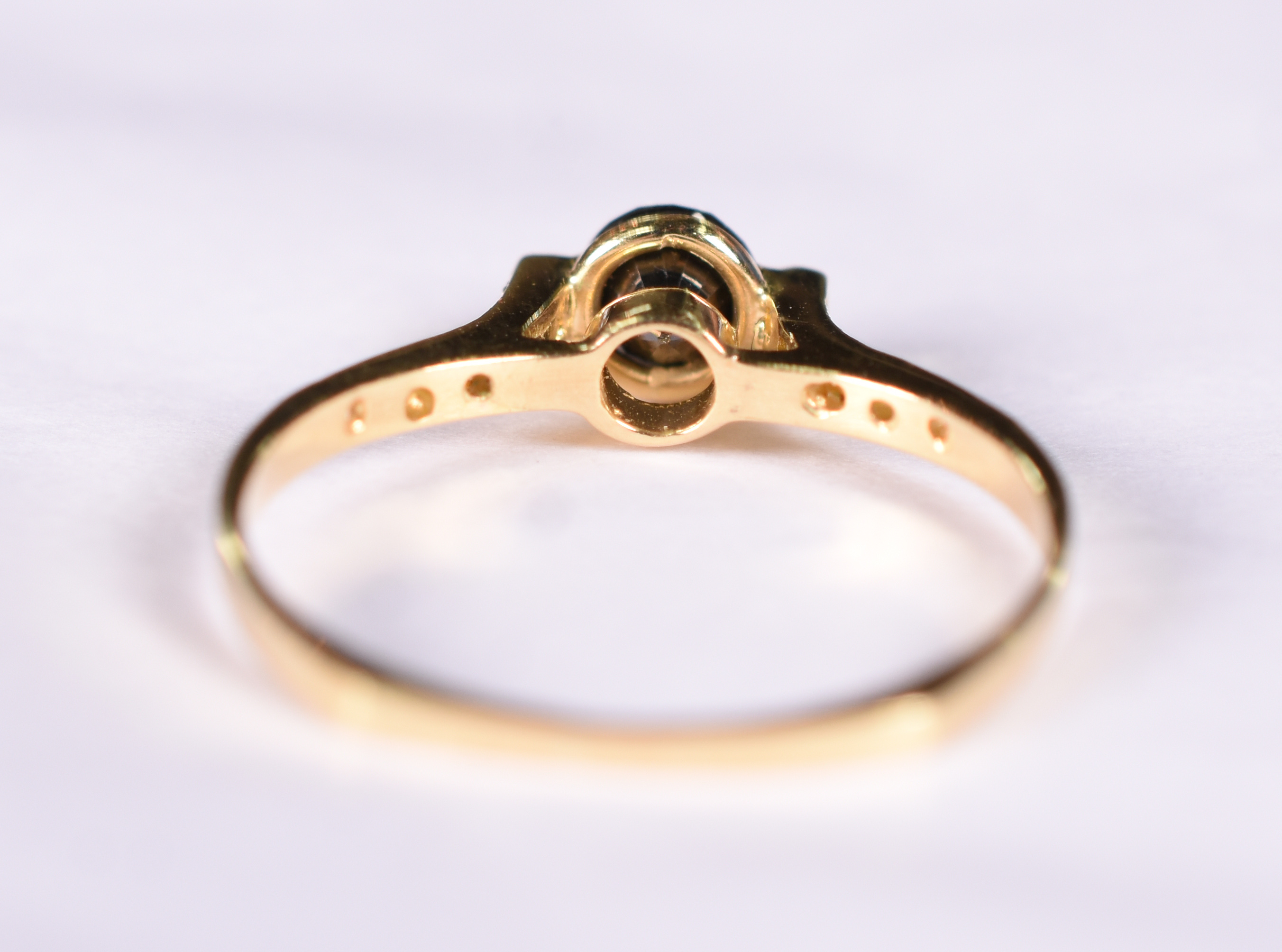 Anel de ouro amarelo 18 k com 10 brilhantes e uma safira azul... - foto 3 de 4