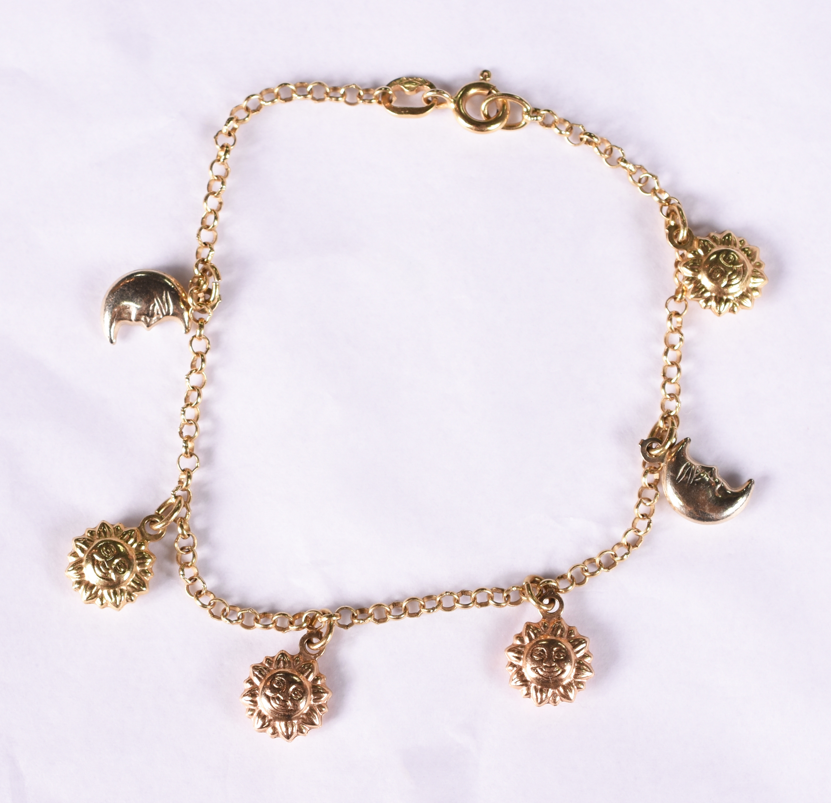 Pulseira de ouro amarelo 18 k com pingentes sol e lua. Comprimento 15... - foto 1 de 4