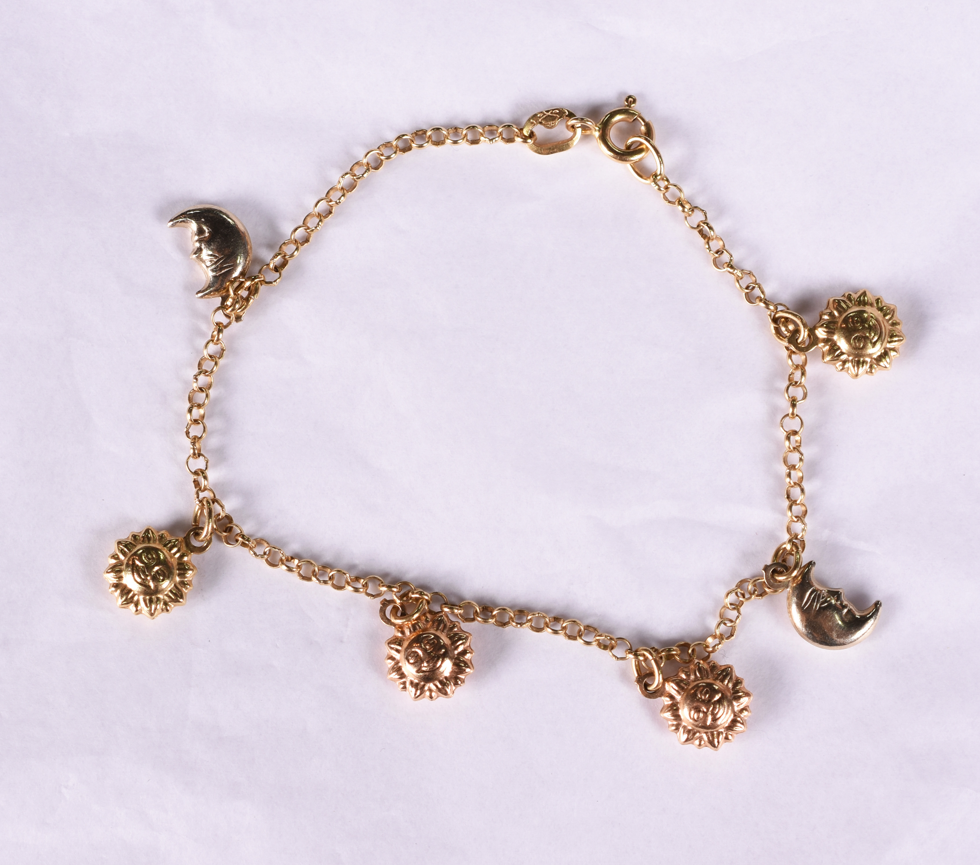 Pulseira de ouro amarelo 18 k com pingentes sol e lua. Comprimento 15... - foto 2 de 4