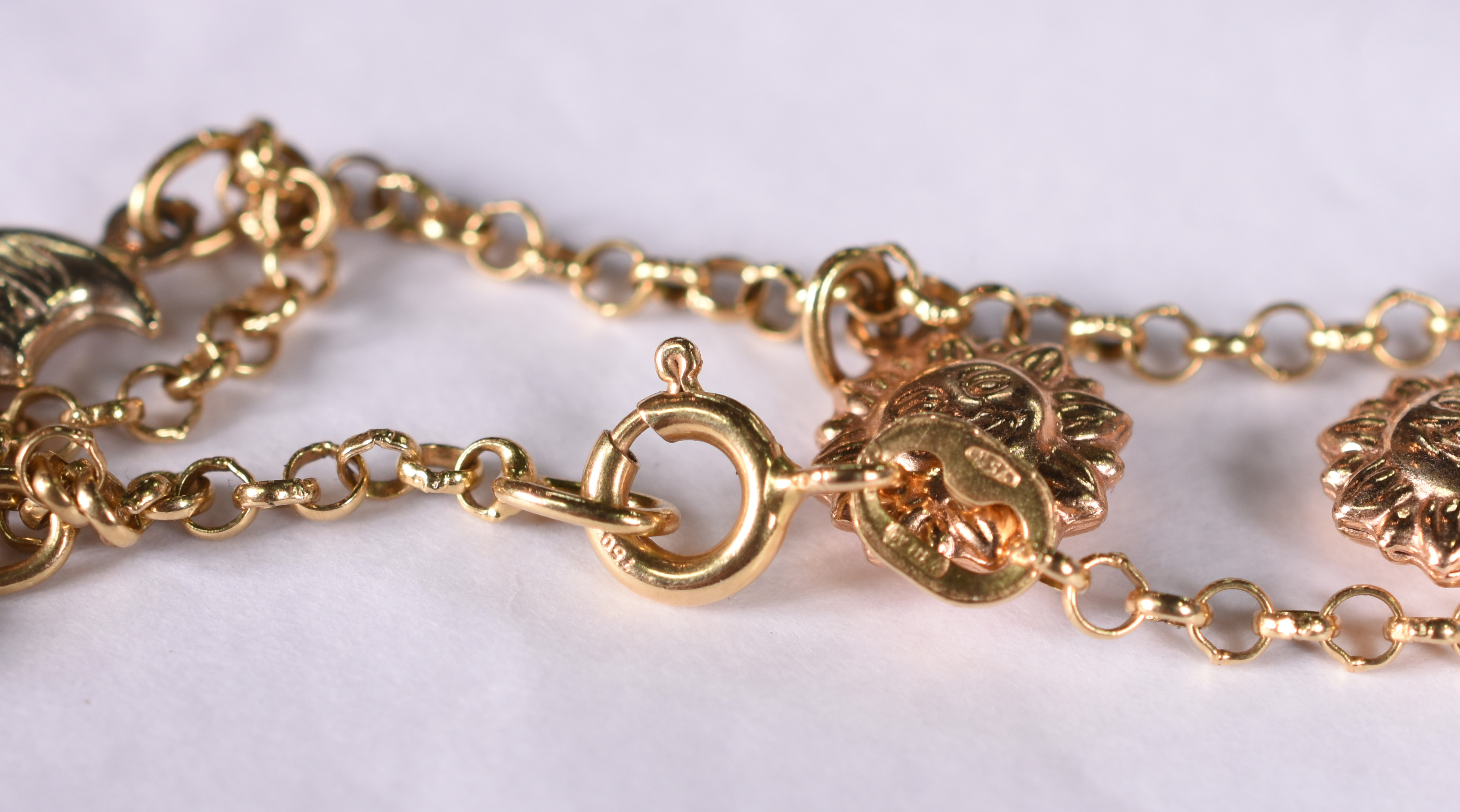 Pulseira de ouro amarelo 18 k com pingentes sol e lua. Comprimento 15... - foto 3 de 4