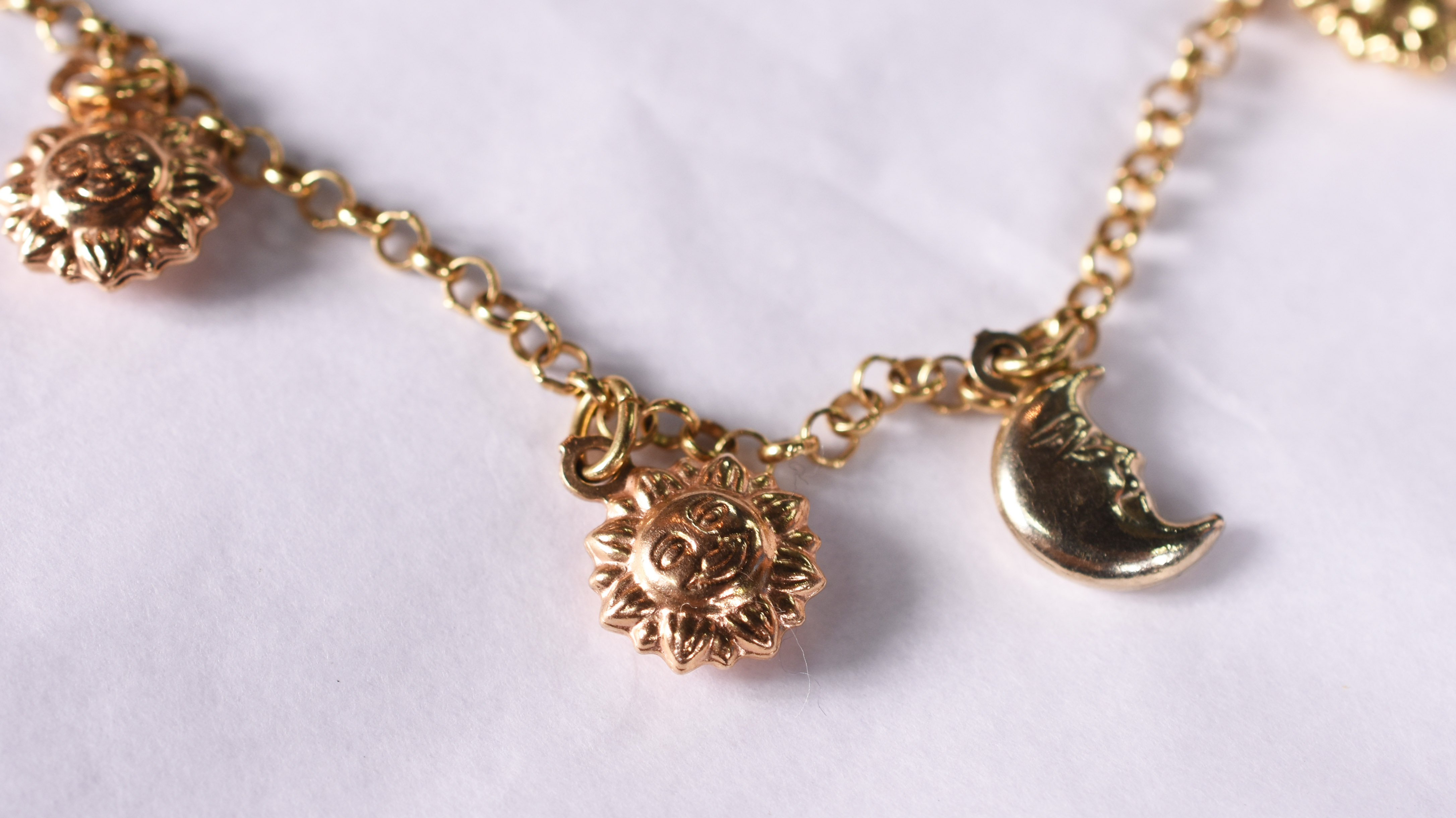 Pulseira de ouro amarelo 18 k com pingentes sol e lua. Comprimento 15... - foto 4 de 4