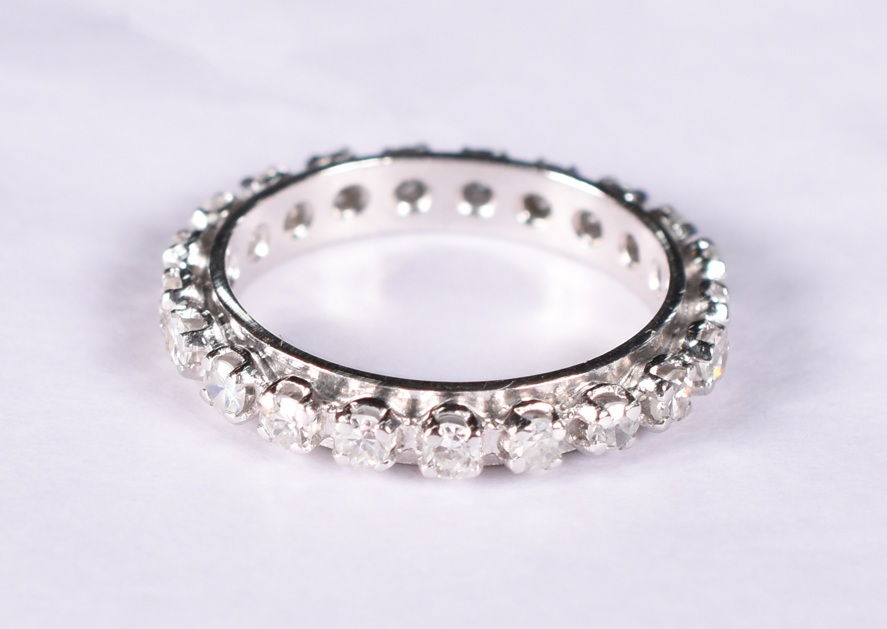 Aliança completa de ouro branco com 23 brilhantes de 0,5 ct cada... - foto 1 de 3