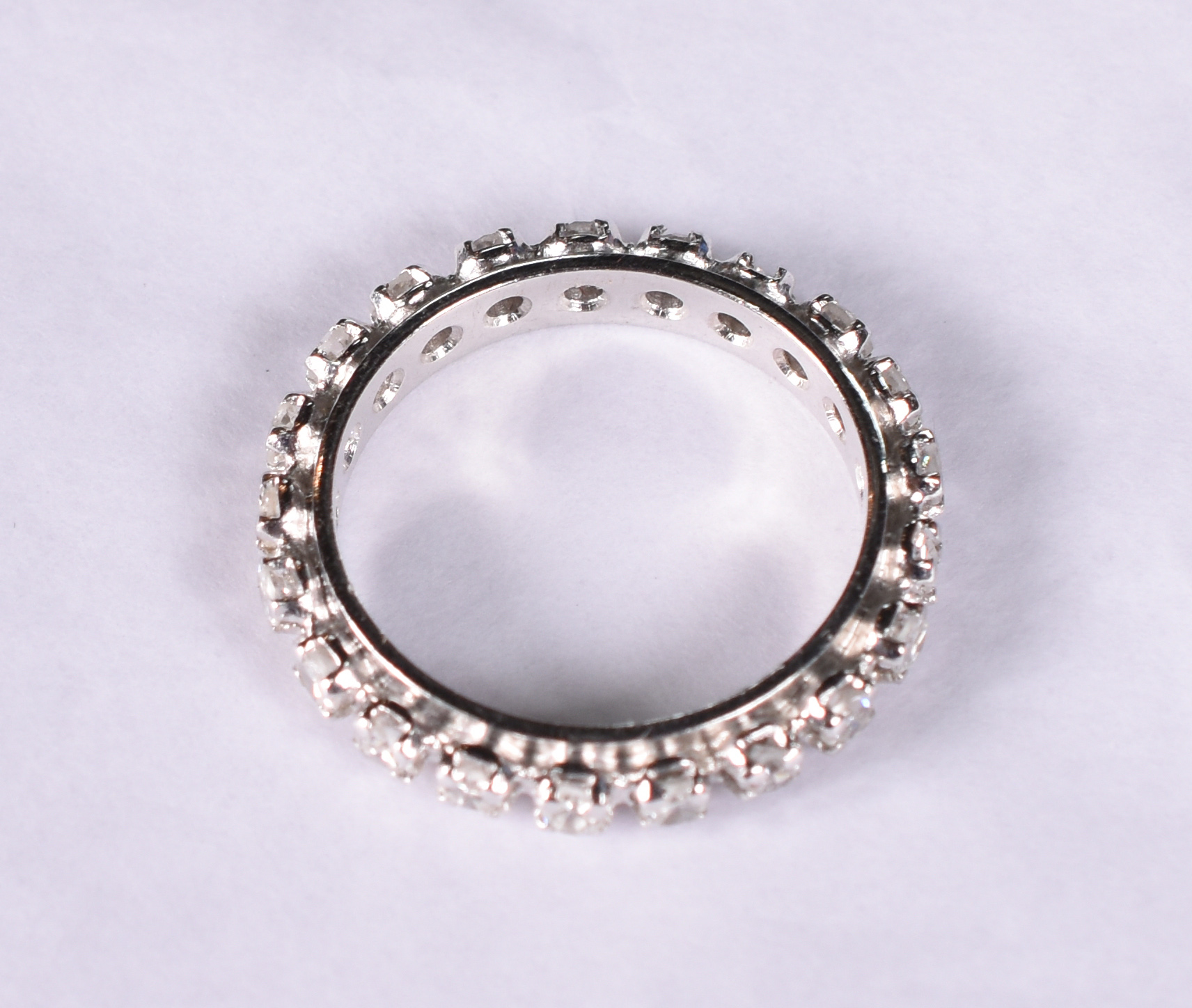 Aliança completa de ouro branco com 23 brilhantes de 0,5 ct cada... - foto 2 de 3