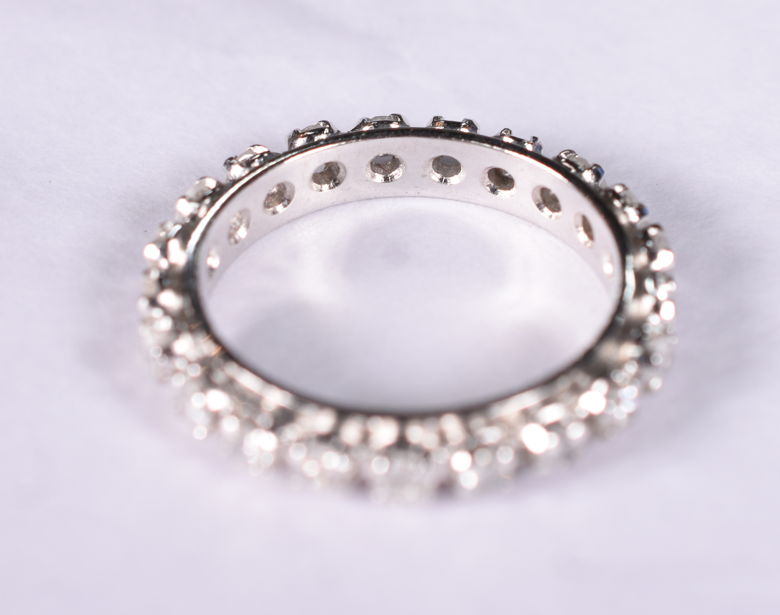 Aliança completa de ouro branco com 23 brilhantes de 0,5 ct cada... - foto 3 de 3