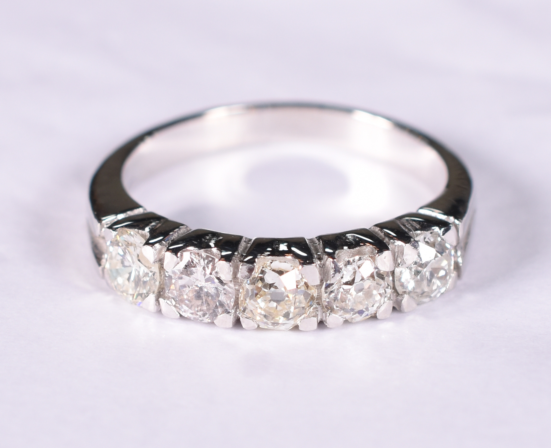 Anel de ouro branco com 5 brilhantes de 0,20 ct cada. Total 1,0 ct... - foto 1 de 3